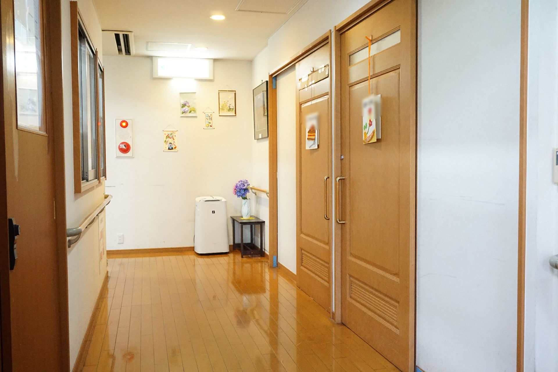 バリアフリー完備で、手すりが取り付けられ段差が解消されている廊下