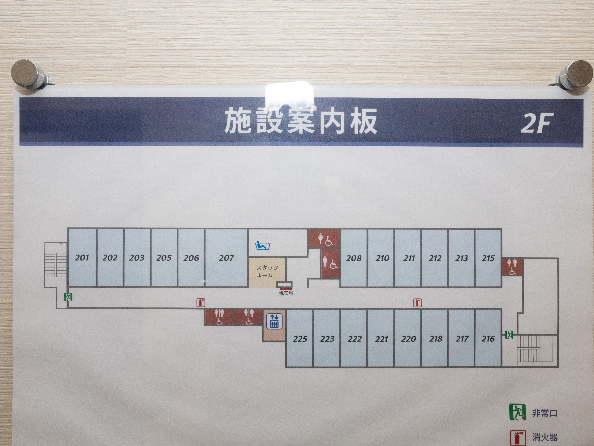 共有スペースや居室の場所を、色付きの図で分かりやすく表している施設案内板