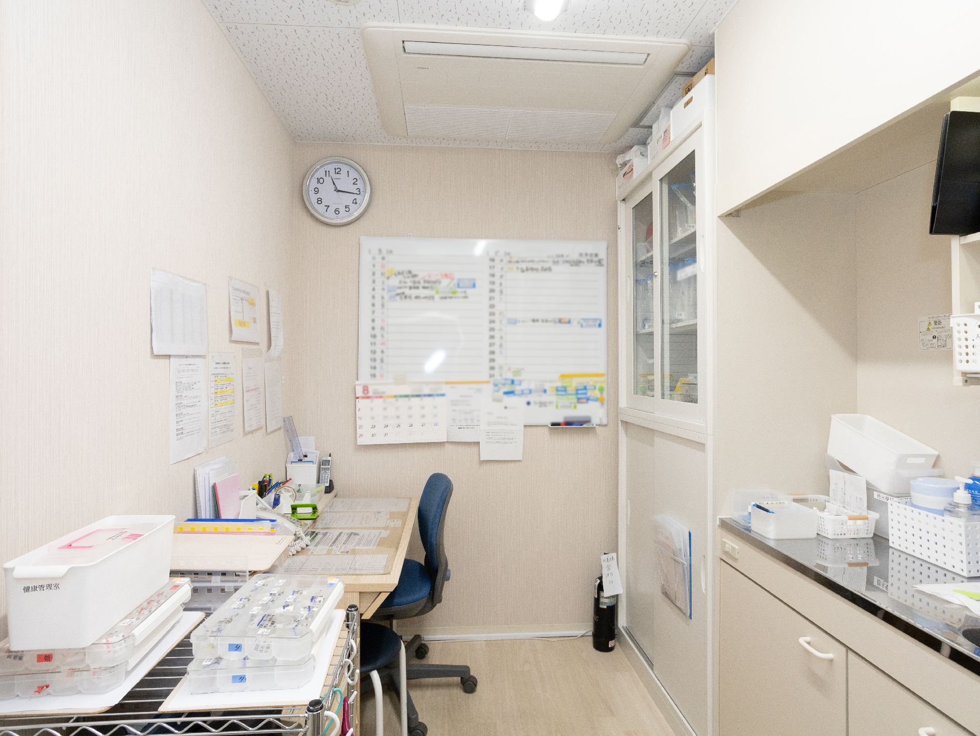 健康チェック・医療的ケアをするのに必要な器具・機材がそろっている医務室