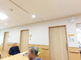 明るく清潔な介護施設の共有スペース