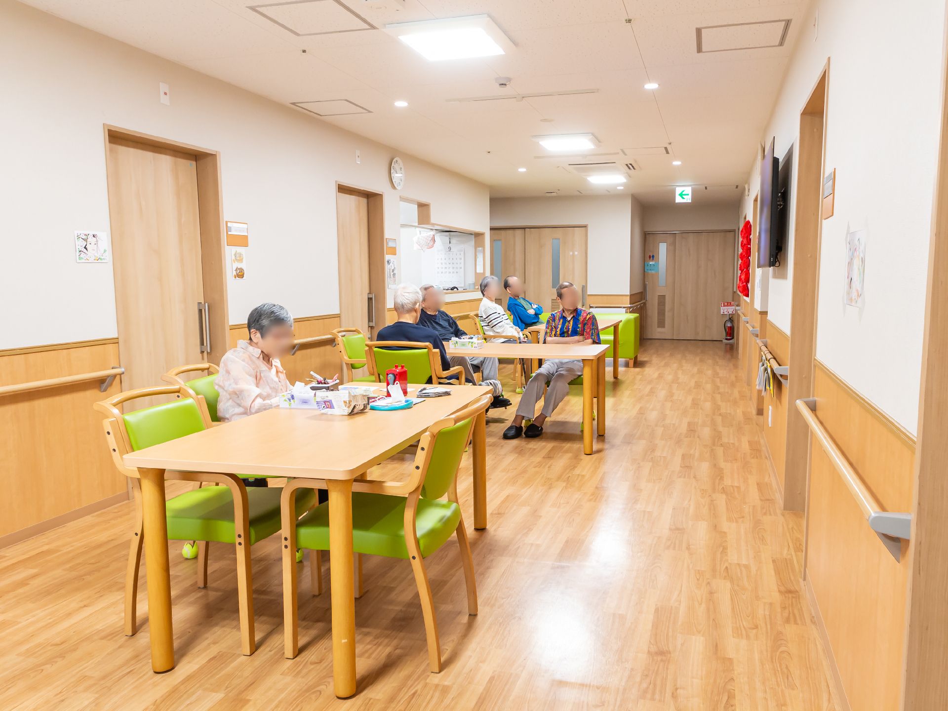 テーブルを挟んで椅子が置かれているスペース