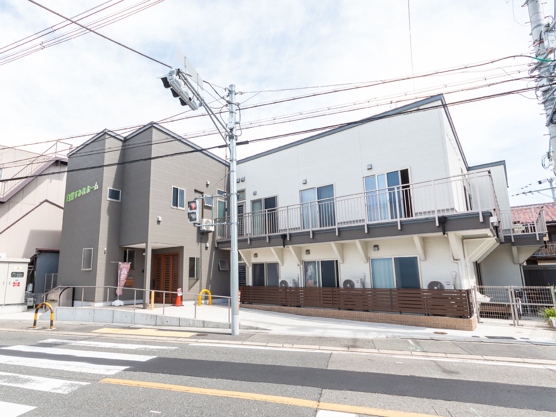 ２階建てであり、駐車場が近隣にある介護施設の外観