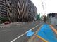 都市の角地にある建物