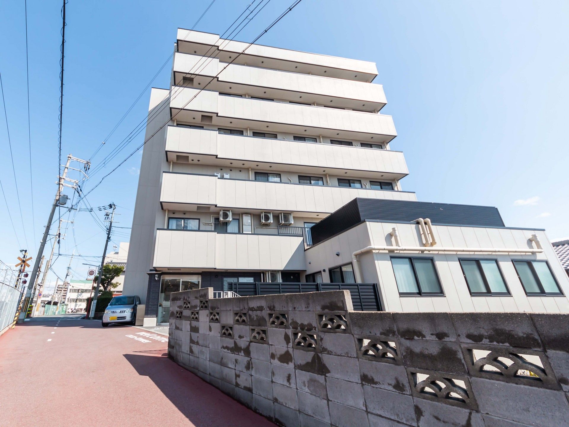 施設外壁には施設名を大きくついている。遠くからでも場所を見つけやすい。