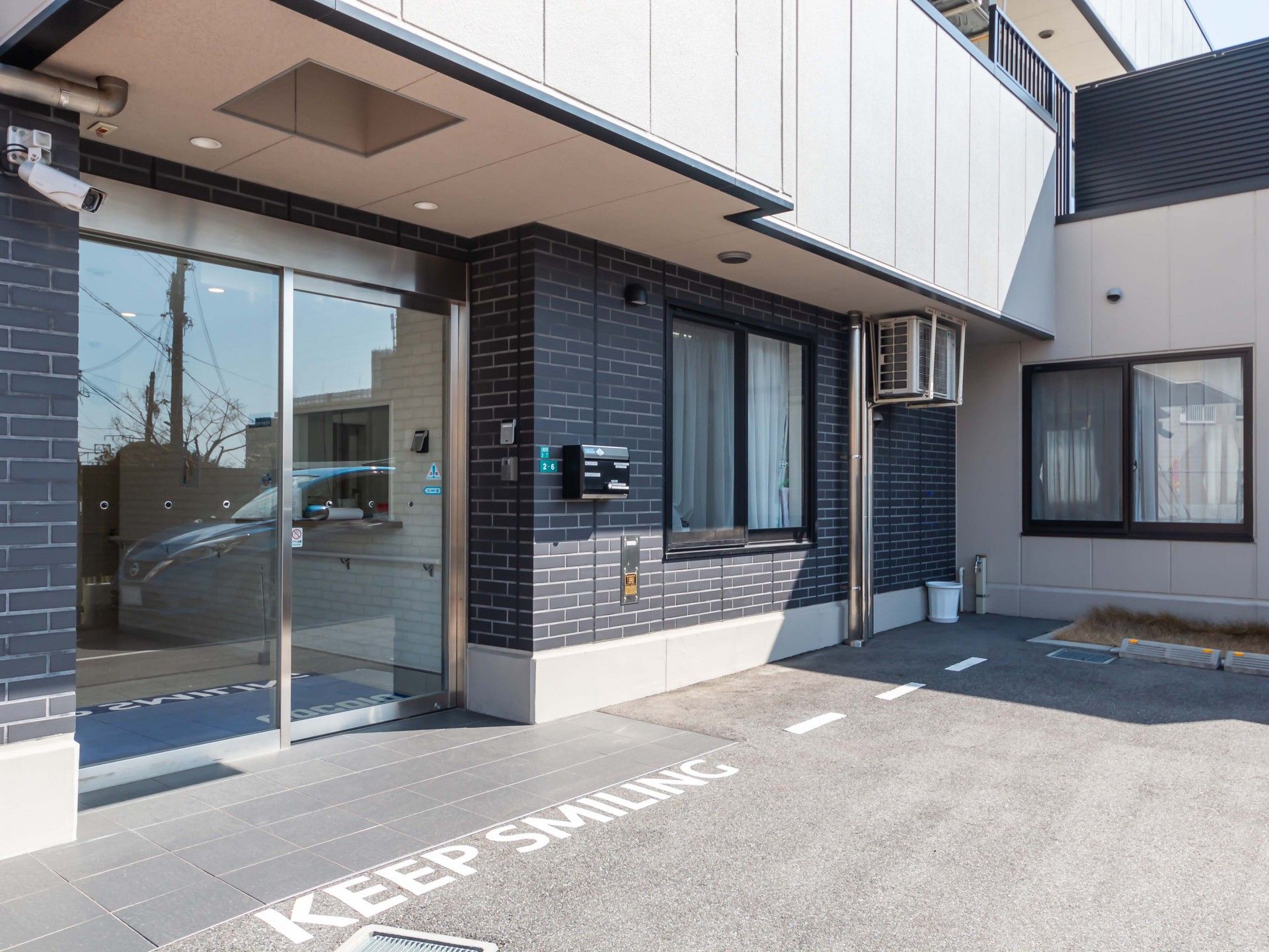 明るい入口の施設外観