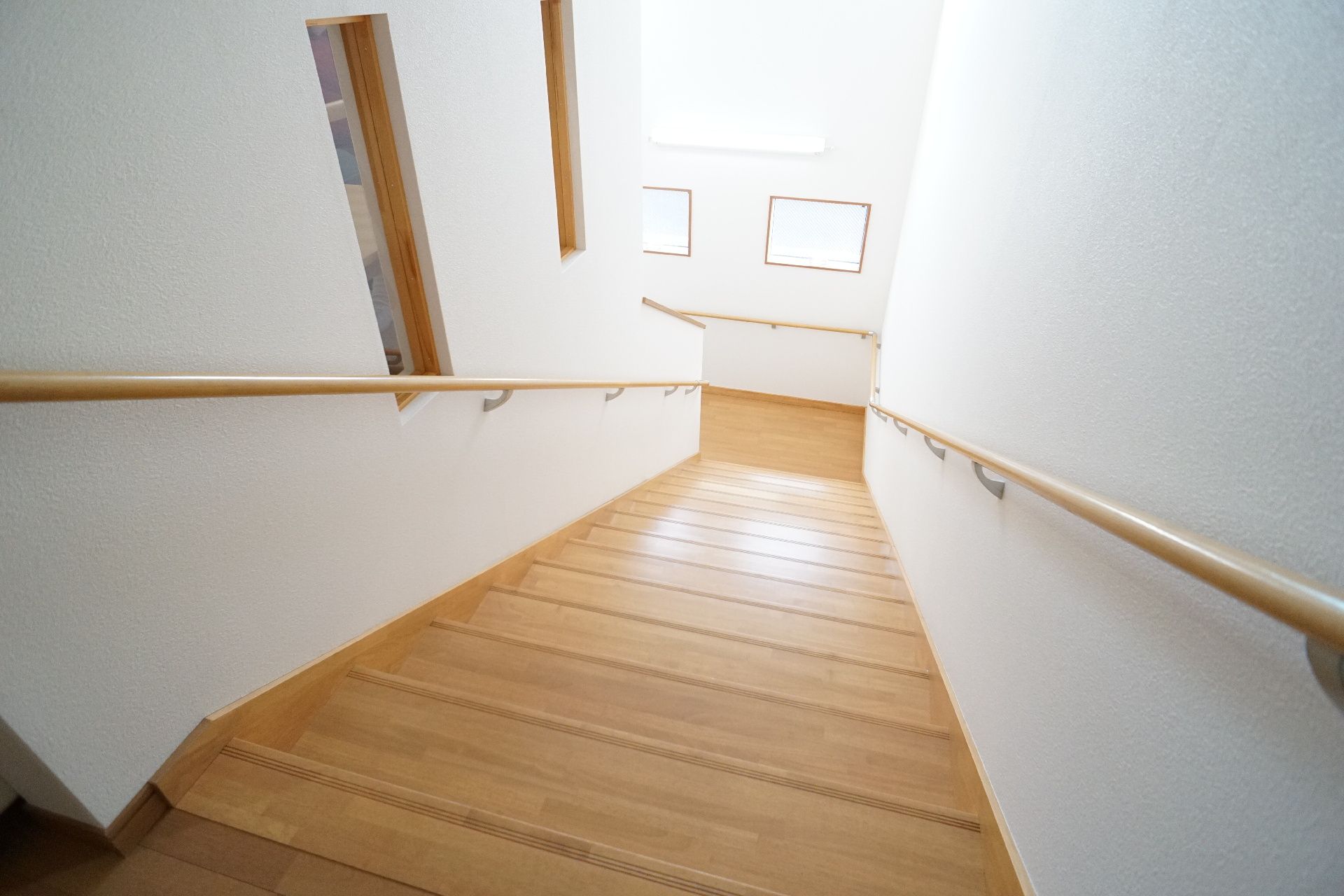 手すりが設置されている階段