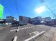 広々とした駐車場の外観