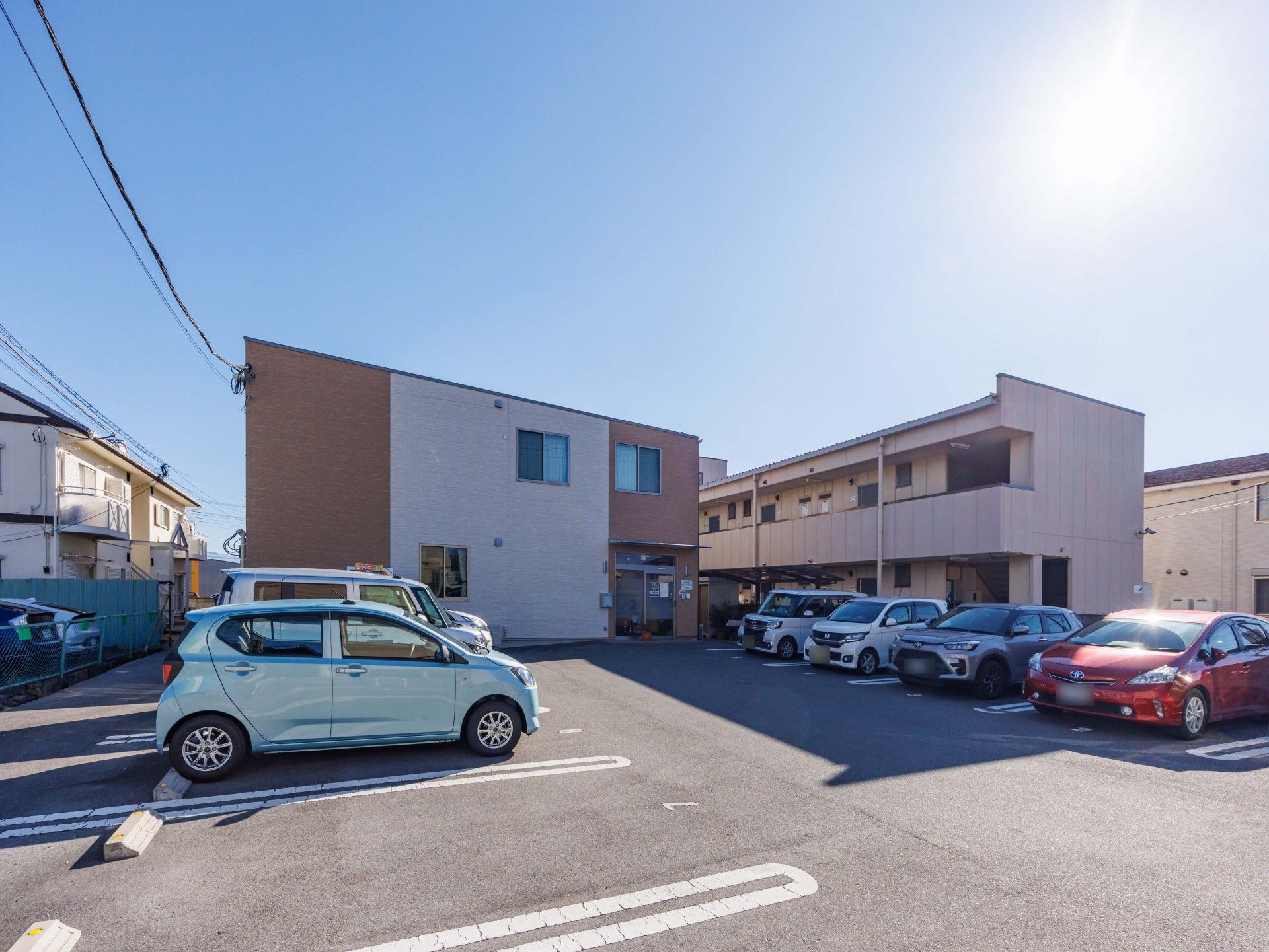 駐車場のある建物外観