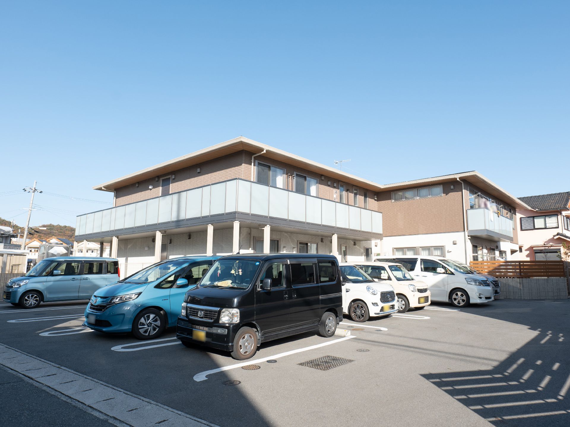 マンションのような形状で、親近感を持てる施設の外観