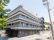 緑に囲まれた建物外観