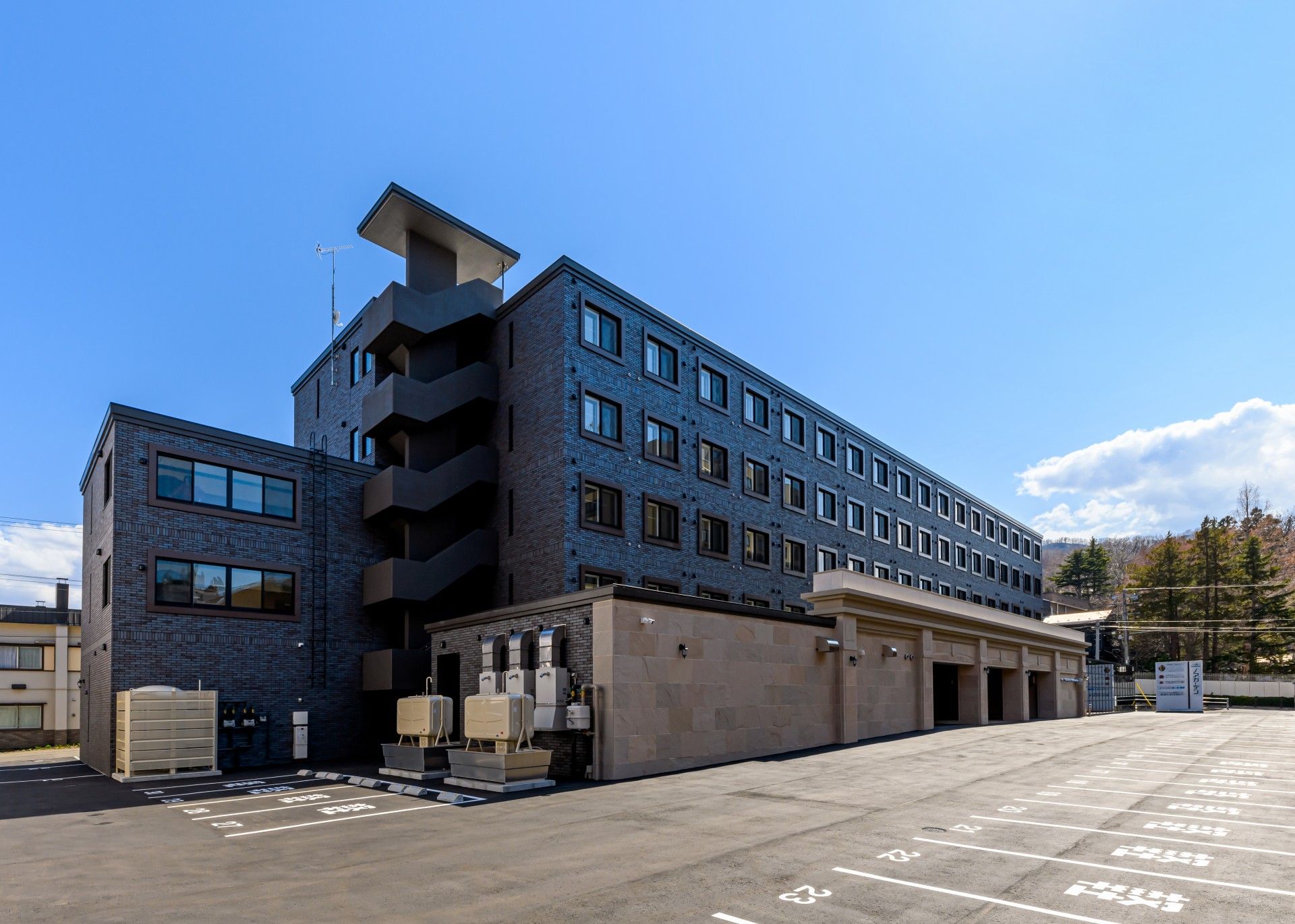 広い駐車場のある建物