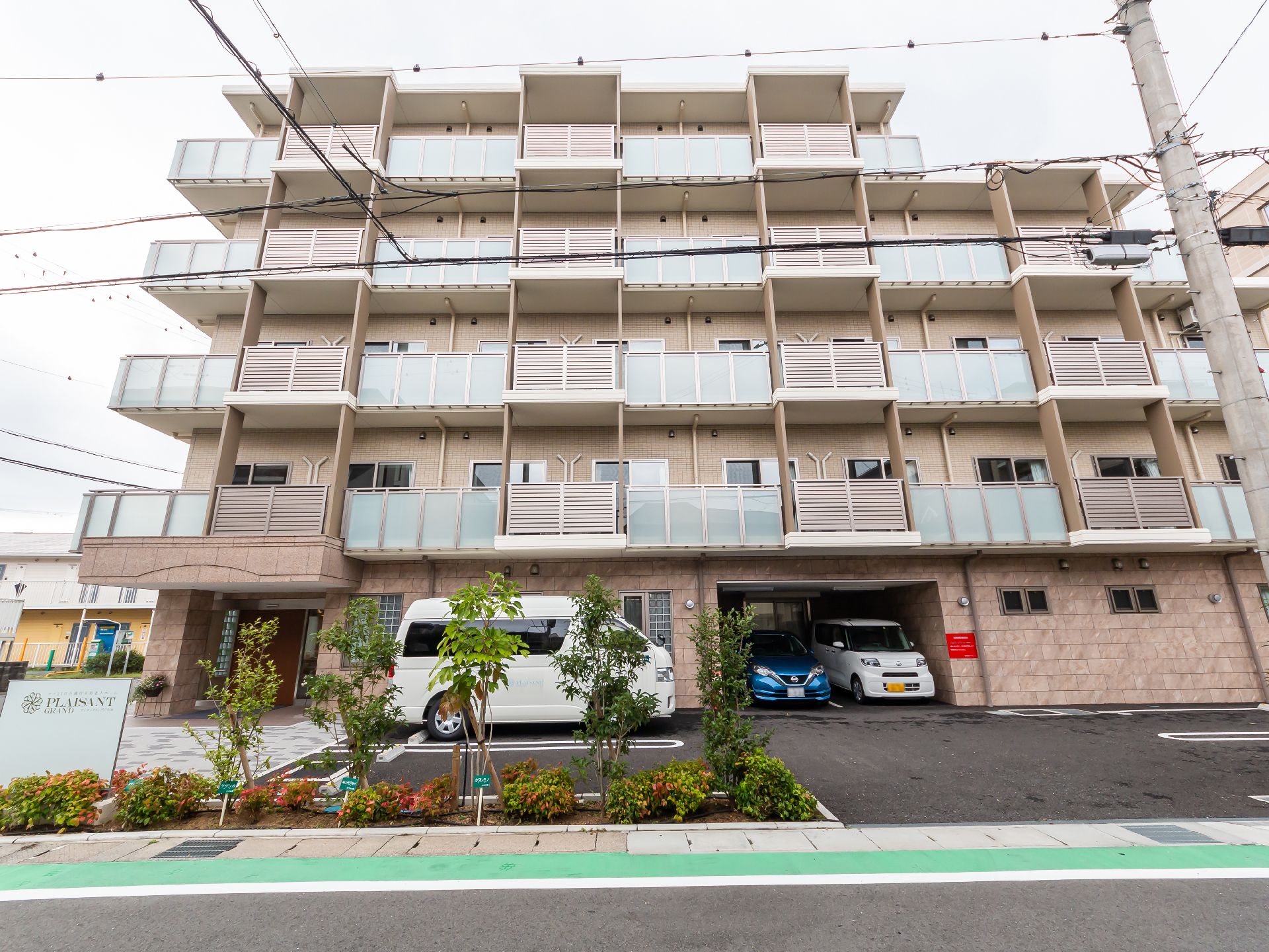 コンシェルジュ付きの施設外観