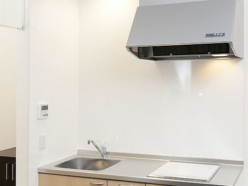 家庭用サイズの小さなIHタイプのキッチン。居室内の設備写真