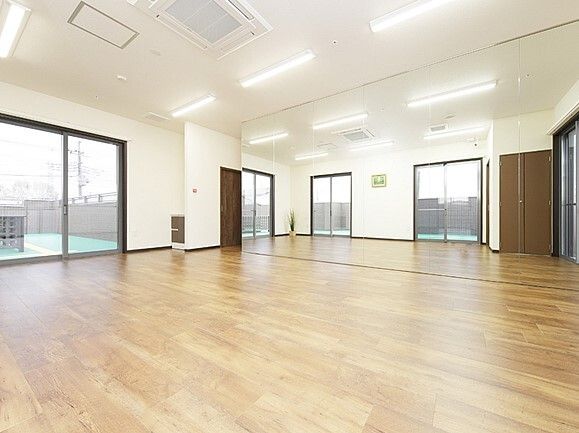 フローリング素材の広めのリビングスペースの様子。施設内の共有スペース