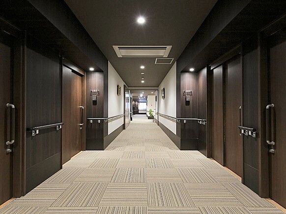 シックな色合いの建物の内部。手すりがついている廊下の様子