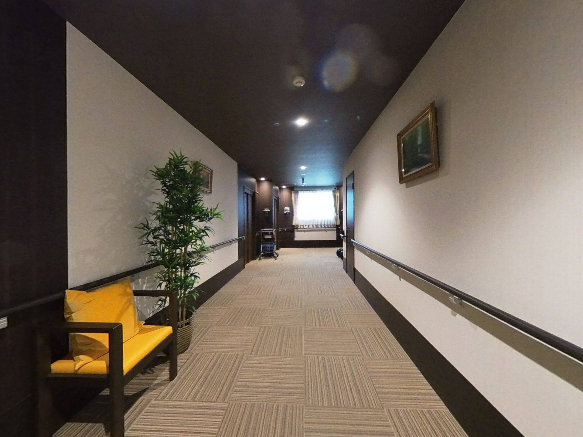 廊下に設置されたベンチ