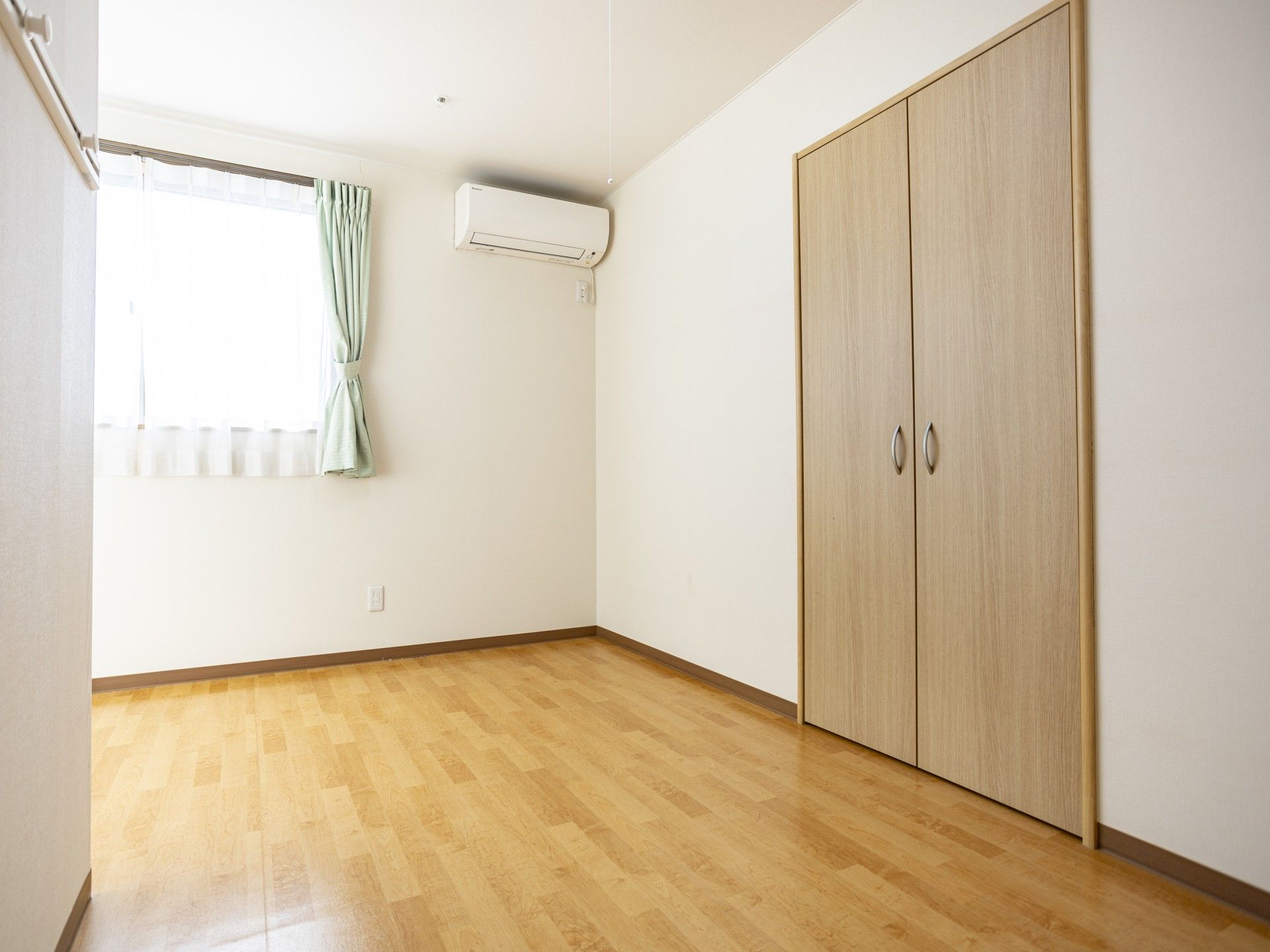 日差しが差し込む部屋