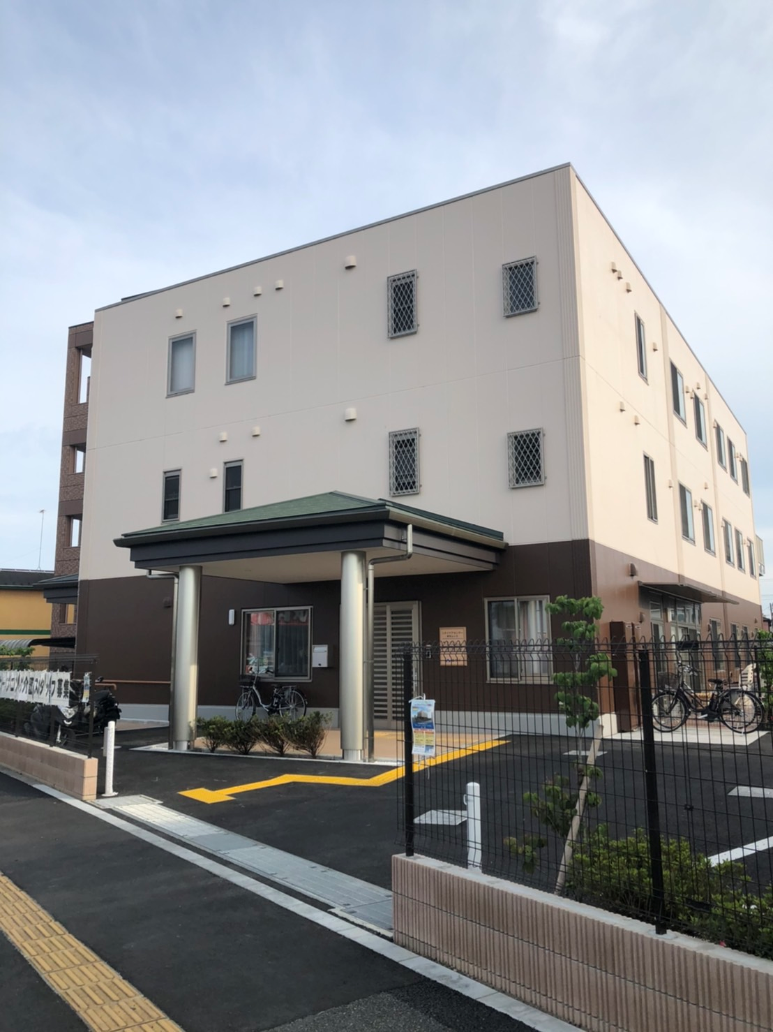 新築そうな建物正面