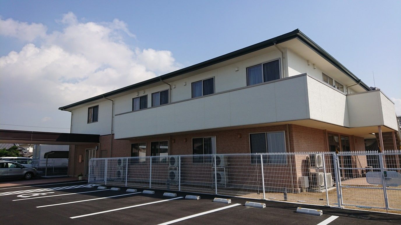 明るい外観の建物