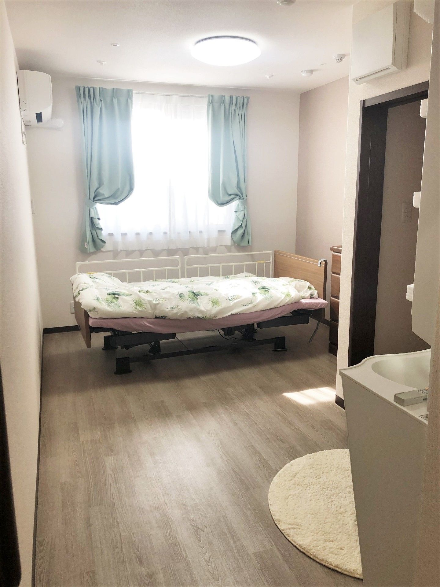 洗面台が設置された個室にはエアコンやベッドがあり、マットなどの私物も持ち込み間れている。