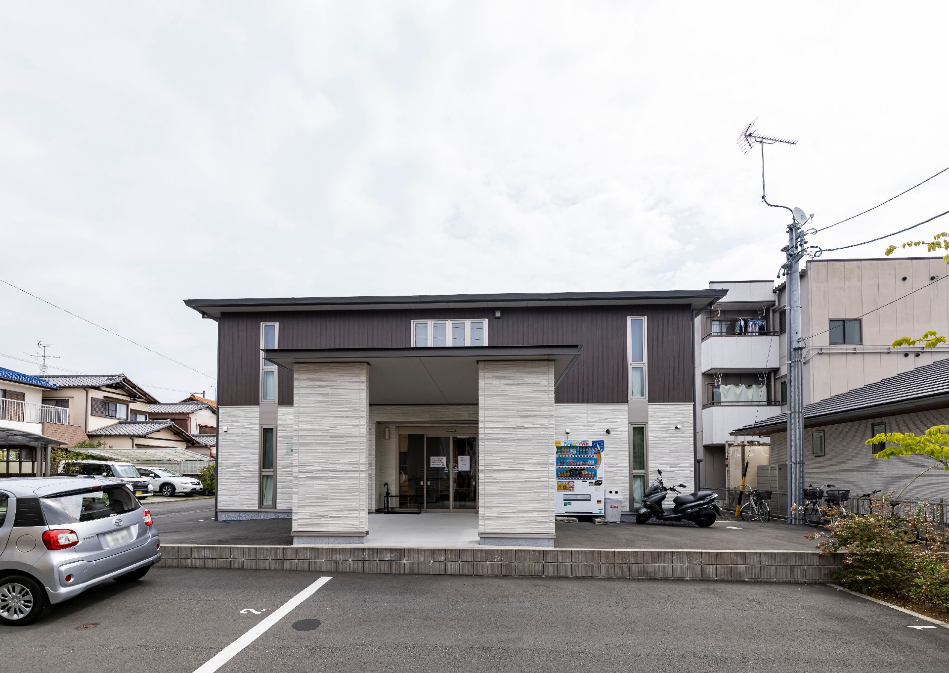 落ち着いた色調の2階建ての施設