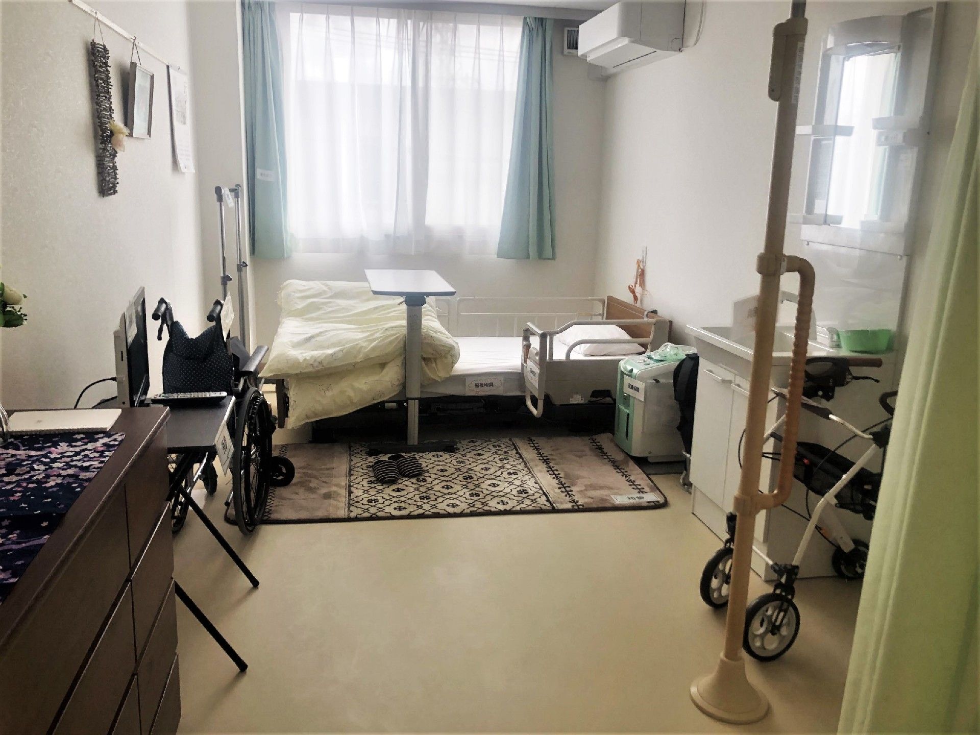 大きな窓があり明るい雰囲気。居室には、流しやタンスなどの家具だけでなくエアコンもついている。