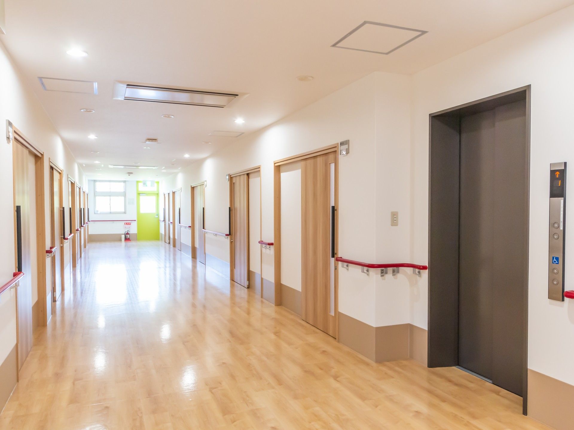 明るく広々とした廊下