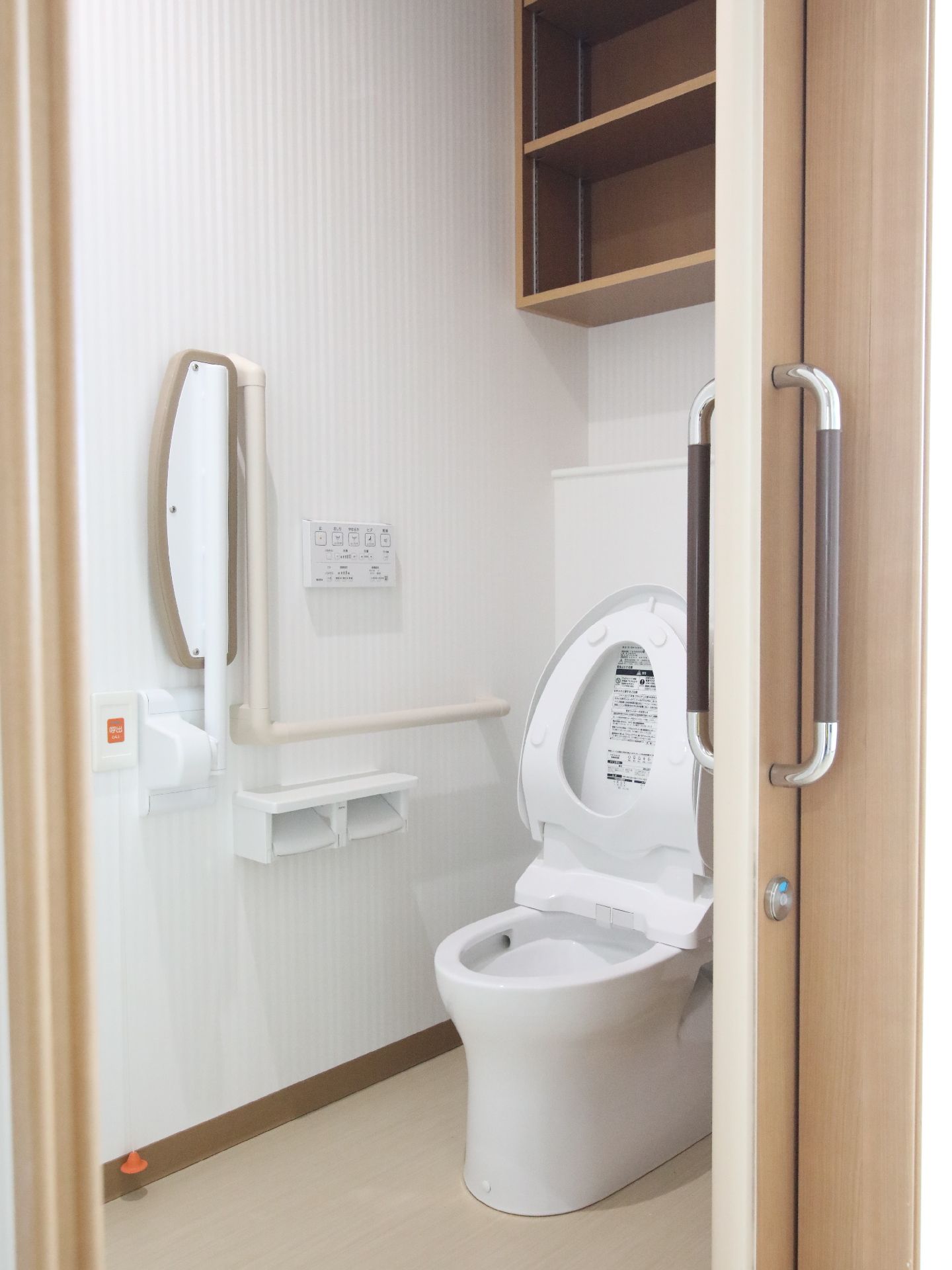 スライド式ドアを採用したトイレ