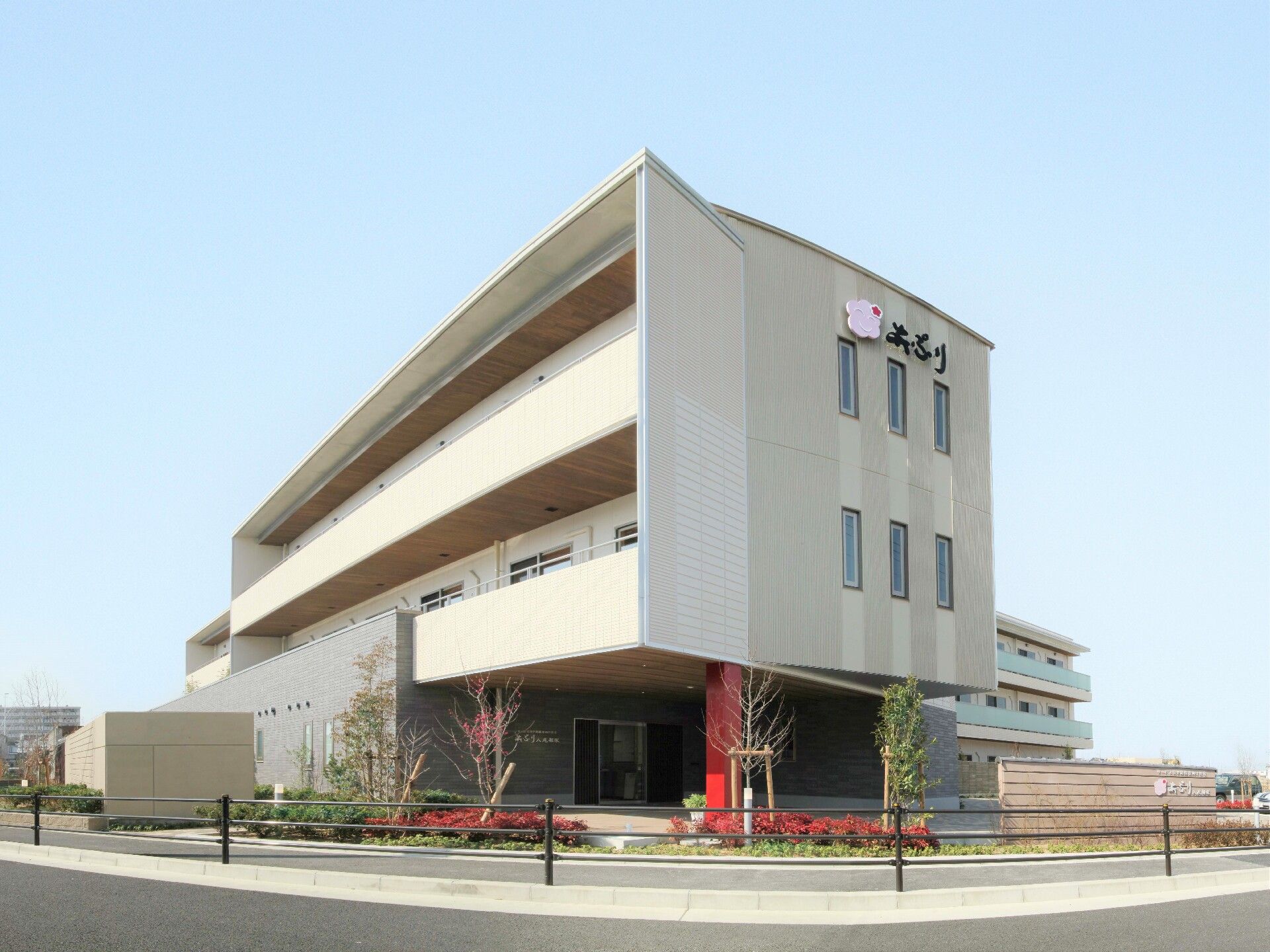 一人でくつろいでいる様子の高齢者。新聞を読みながら飲み物を飲んでいる様子