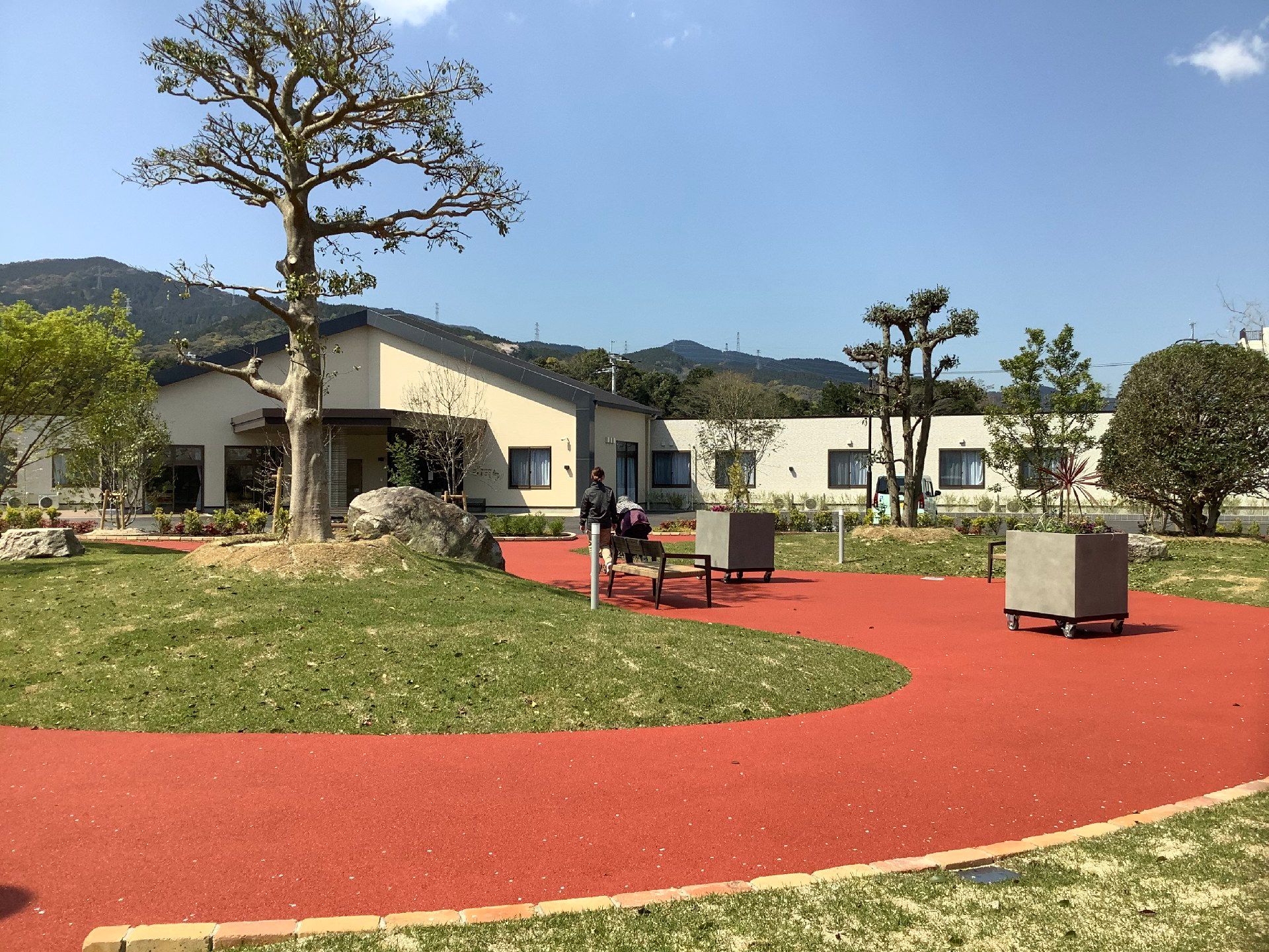 周辺を山に囲まれtた広い中庭付きの施設の様子。