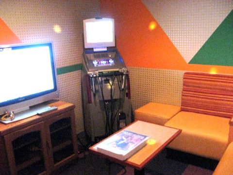 モニター画面が２台用意され、本格的なカラオケ機器を備えたカラオケルーム