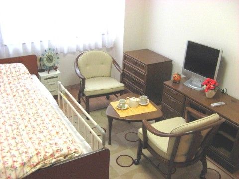 室内の中央には小振りのテーブルがあり、向かい合うように１対の椅子が並べられている。テーブルの上にはティーセットが整えられている。