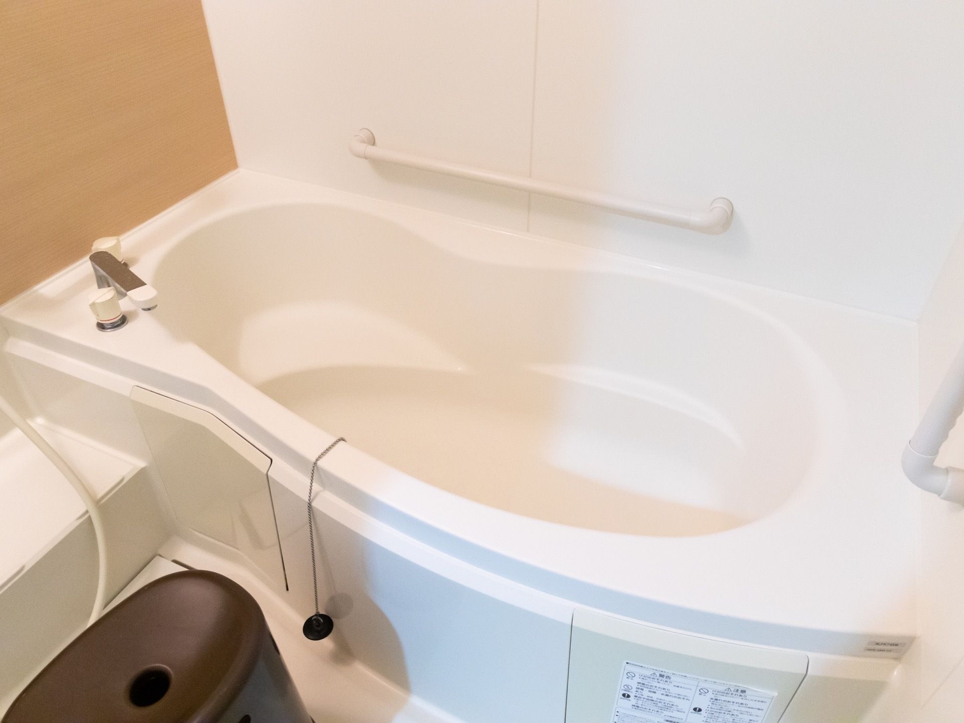 浴室内は明るく清潔感があり、気持ちよく入浴できる。安全のため、浴槽の近くには手すりが多数設置されている。