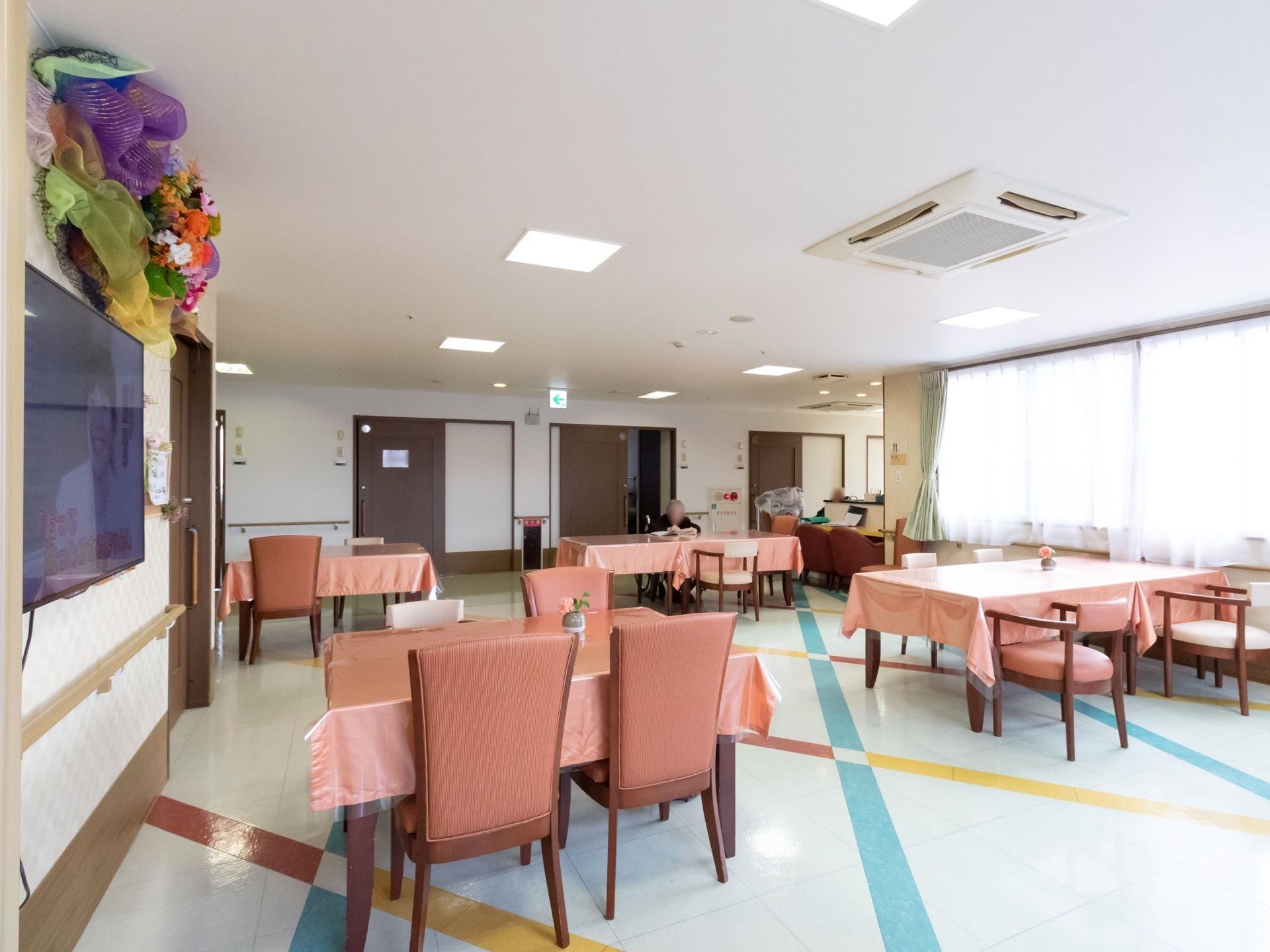 広々とした食堂である。ダイニングテーブルの間は距離を空けて配置している。ゆったりした空間で、くつろいで食事がとれる。