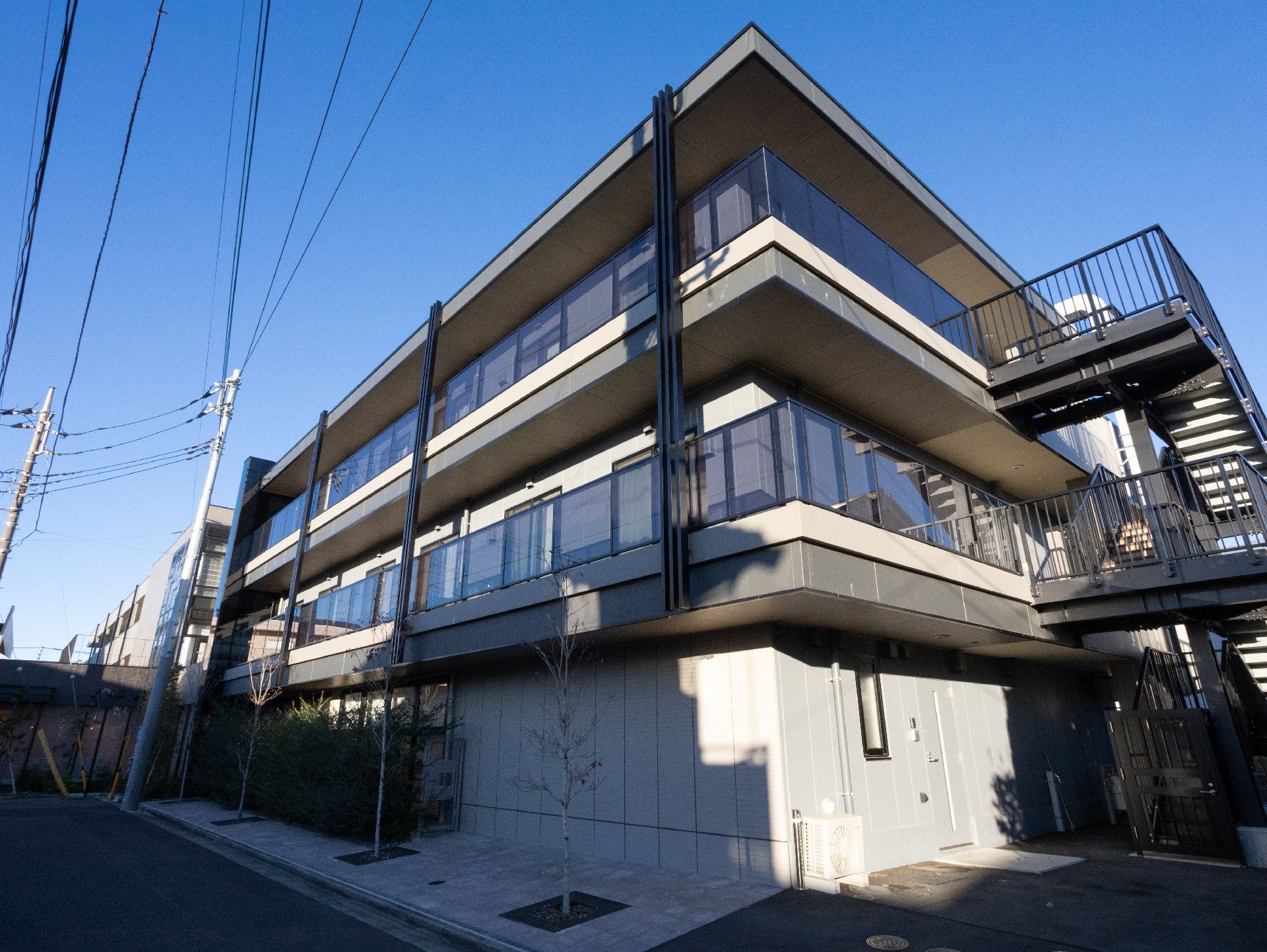 施設内にある敷地部分を含む、1階から3階までの建物全体の外観