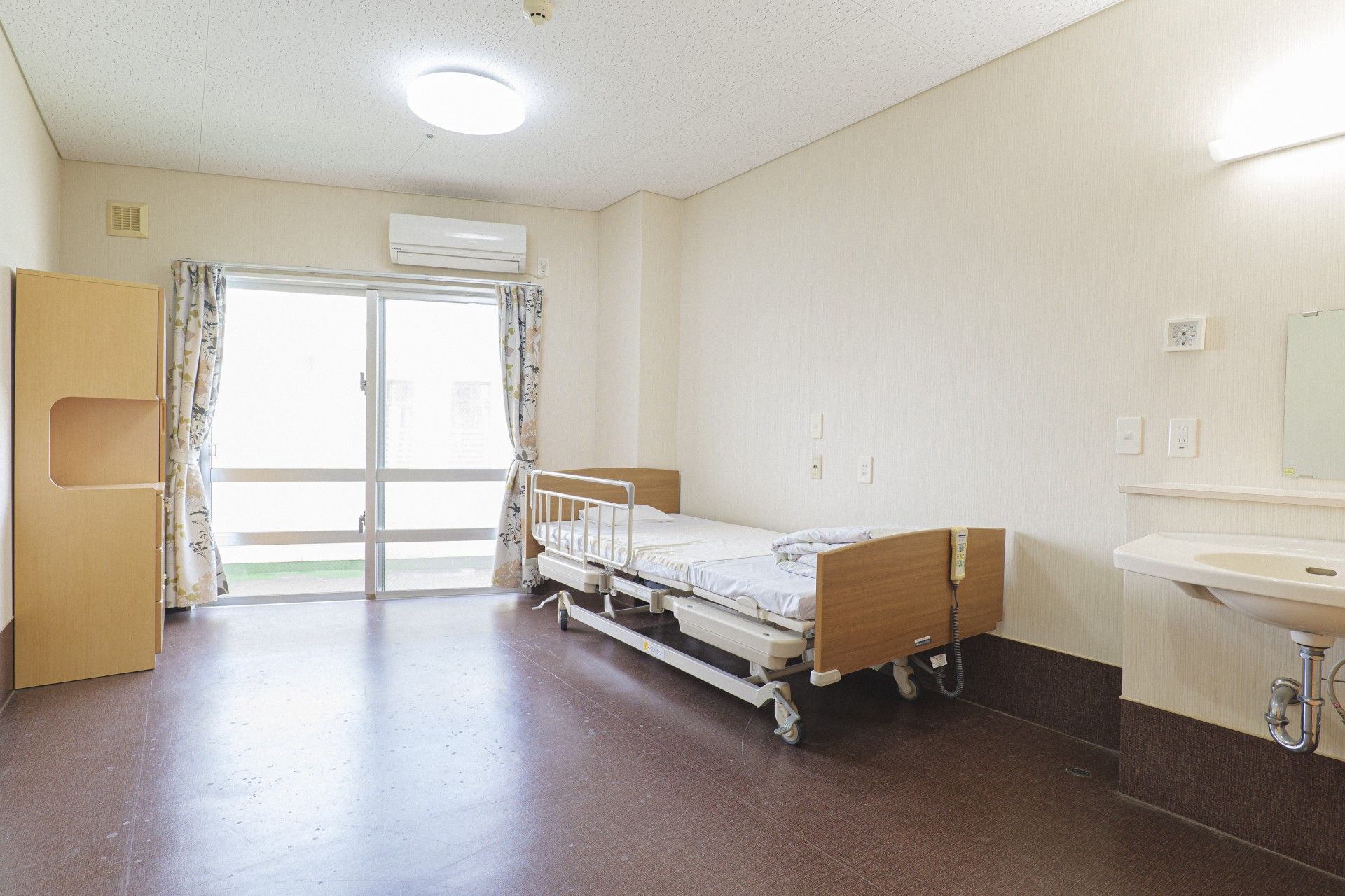 晴れた天気のもと、ご高齢な男女4名が食事をしながら親しげに会話をしている。