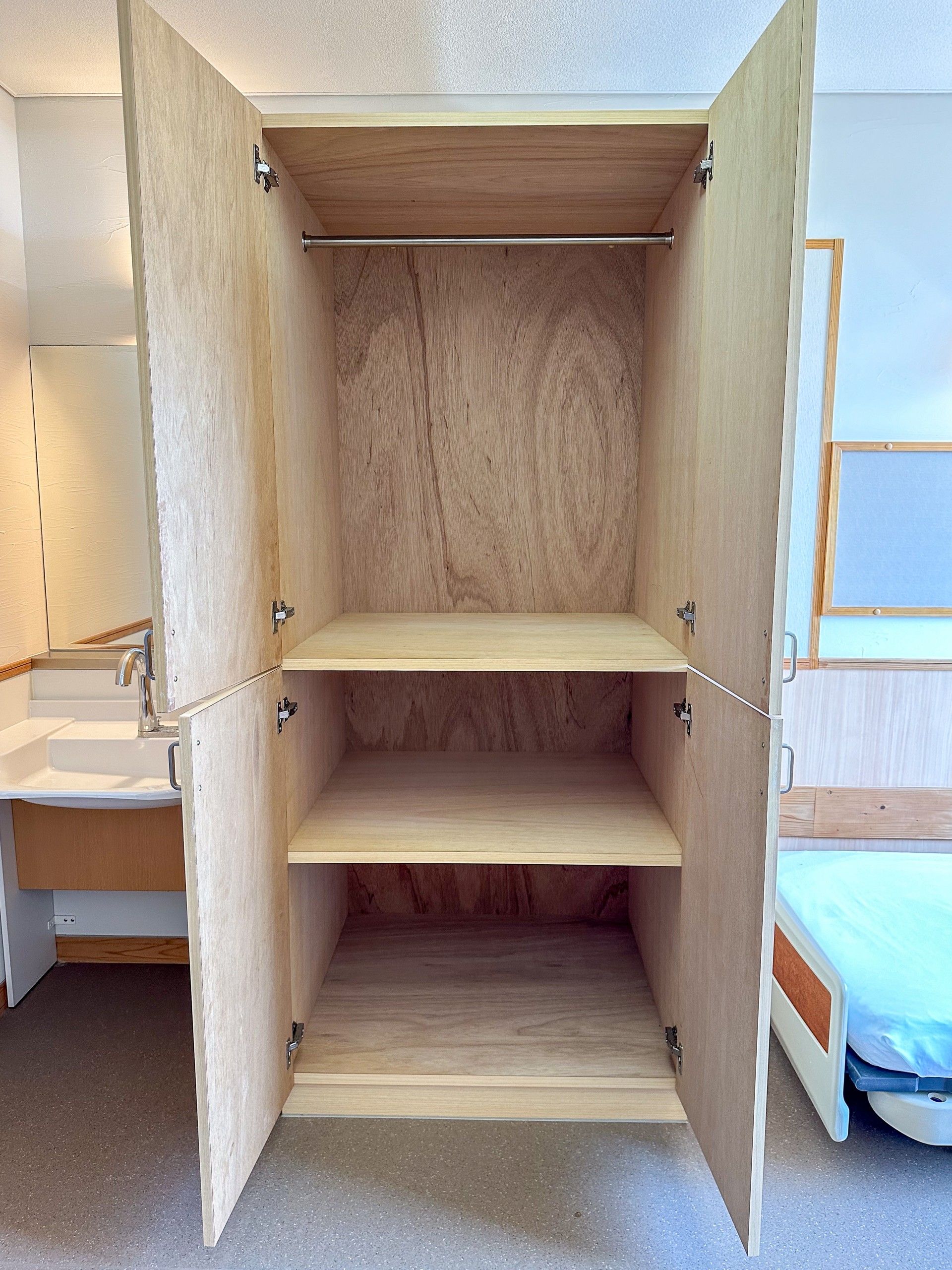 収納豊富な居室の家具