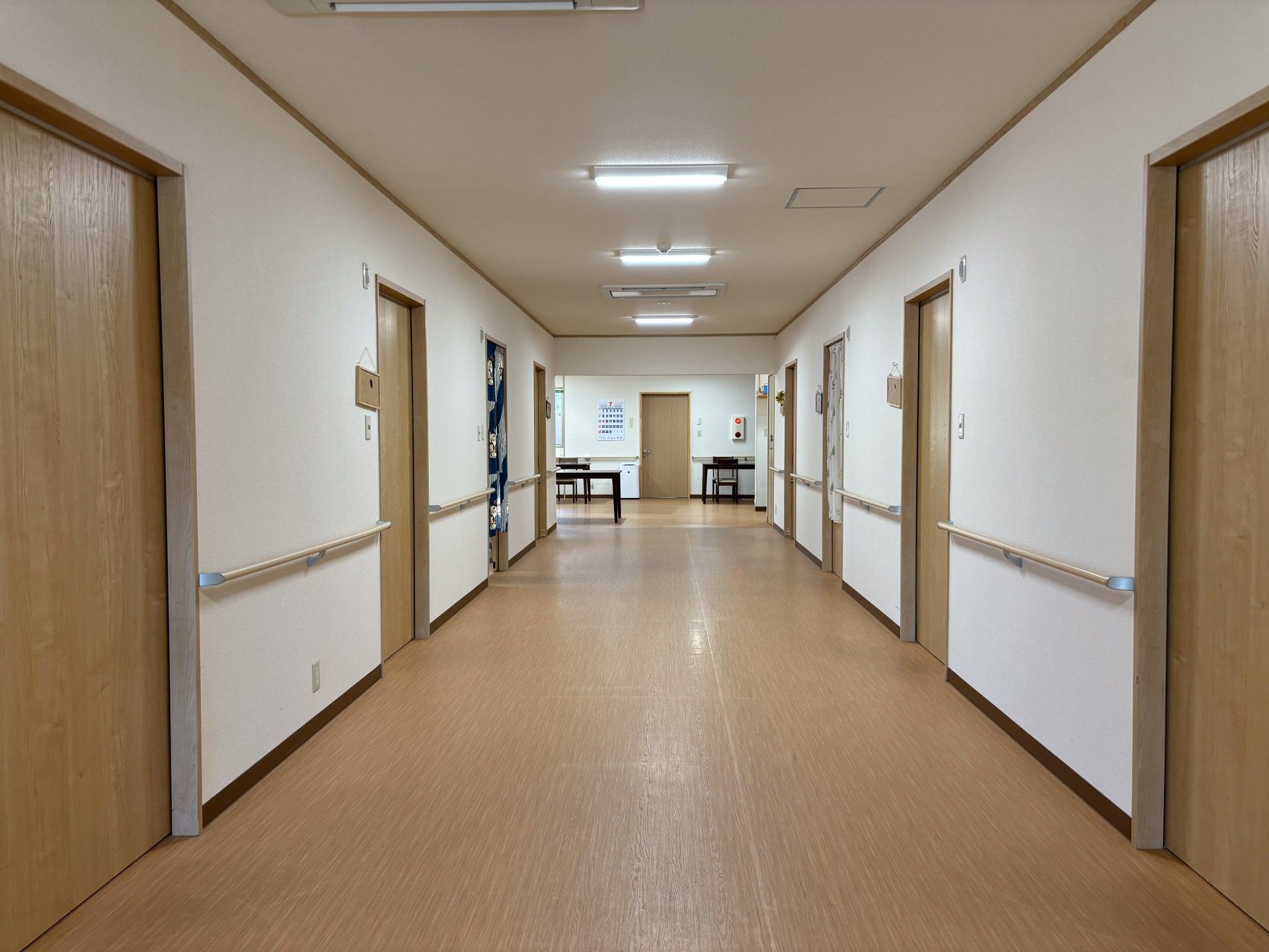明るく広々とした廊下