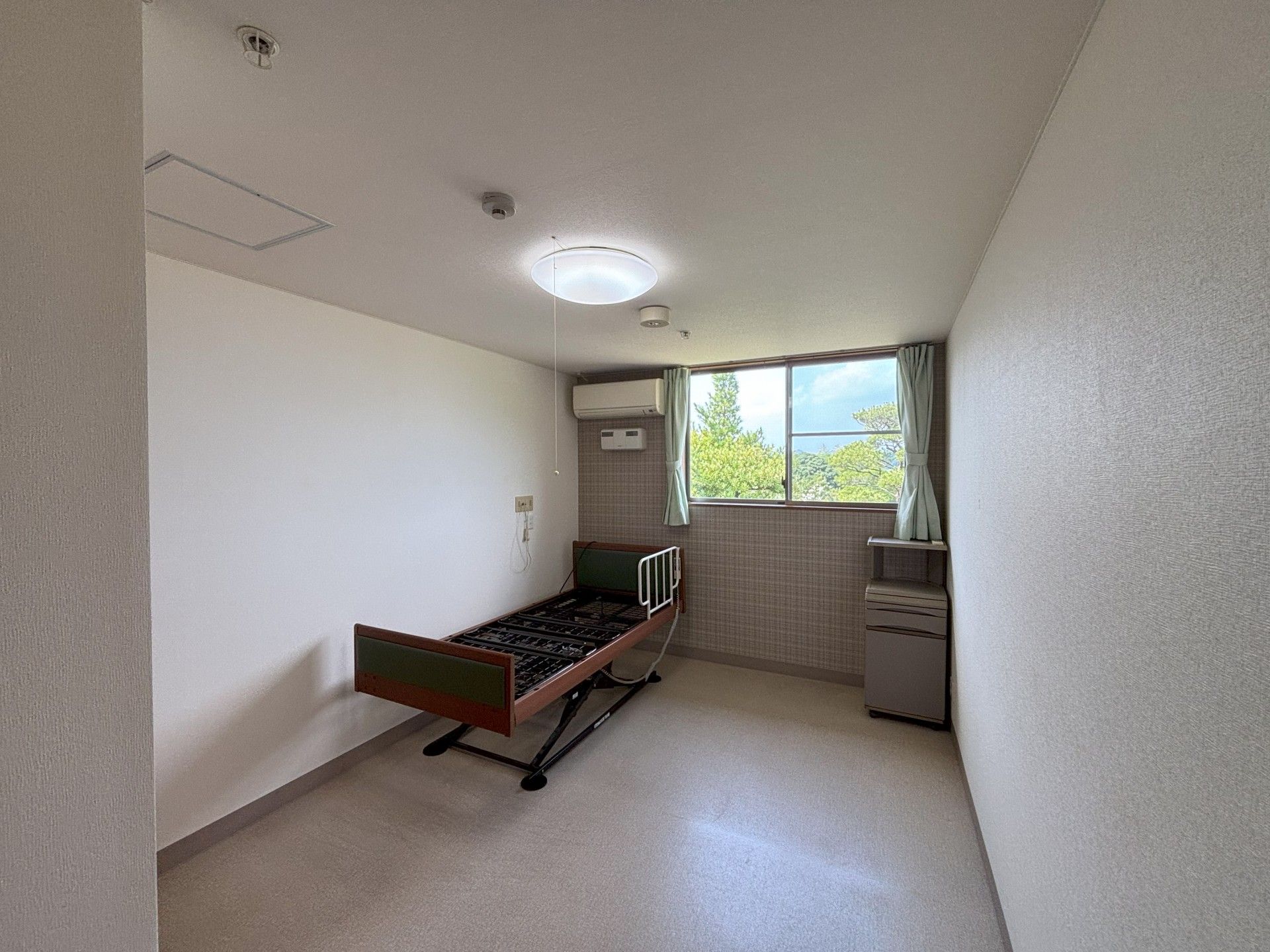 窓際のベッドと家具