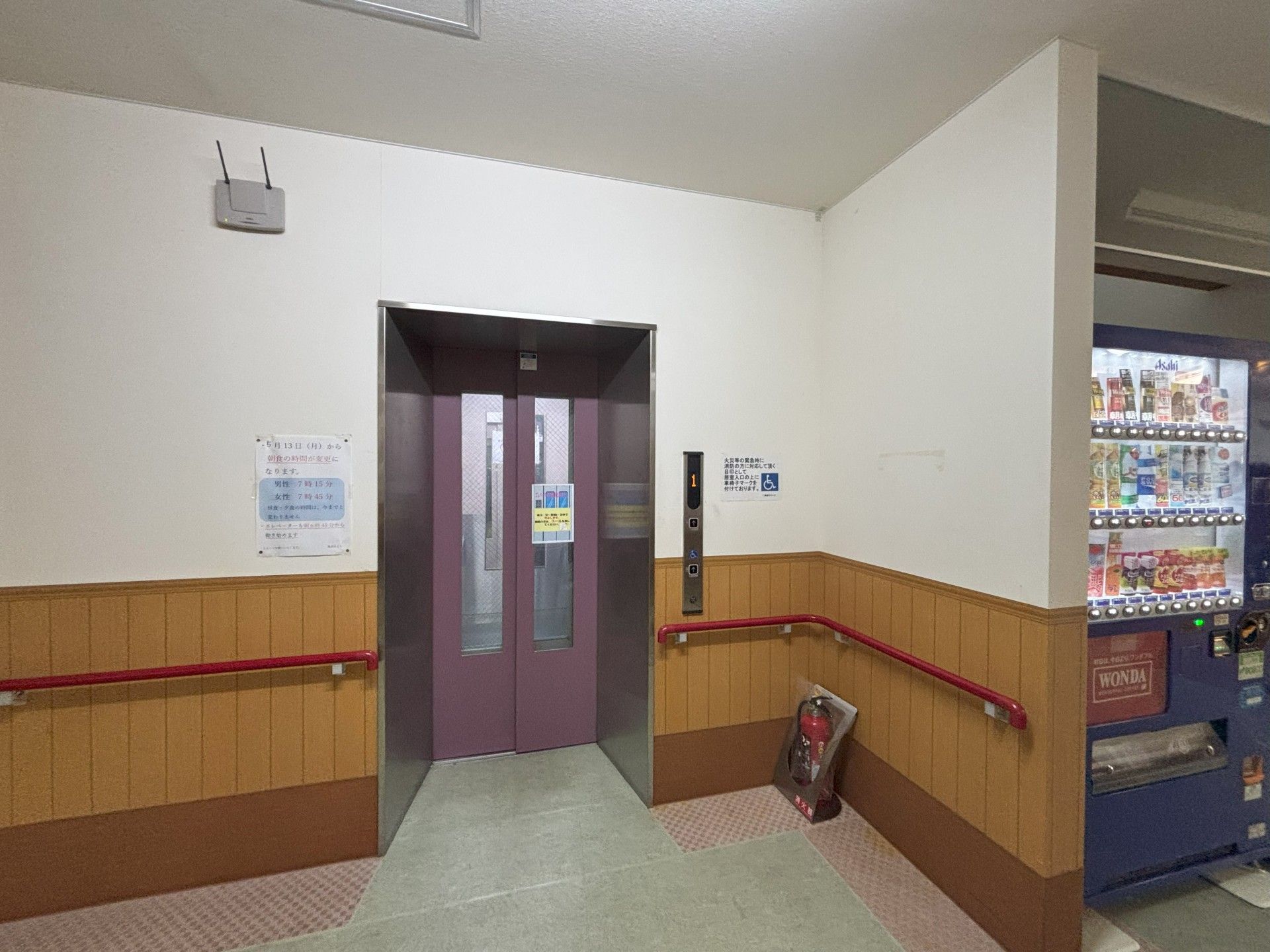 エレベーター前の廊下