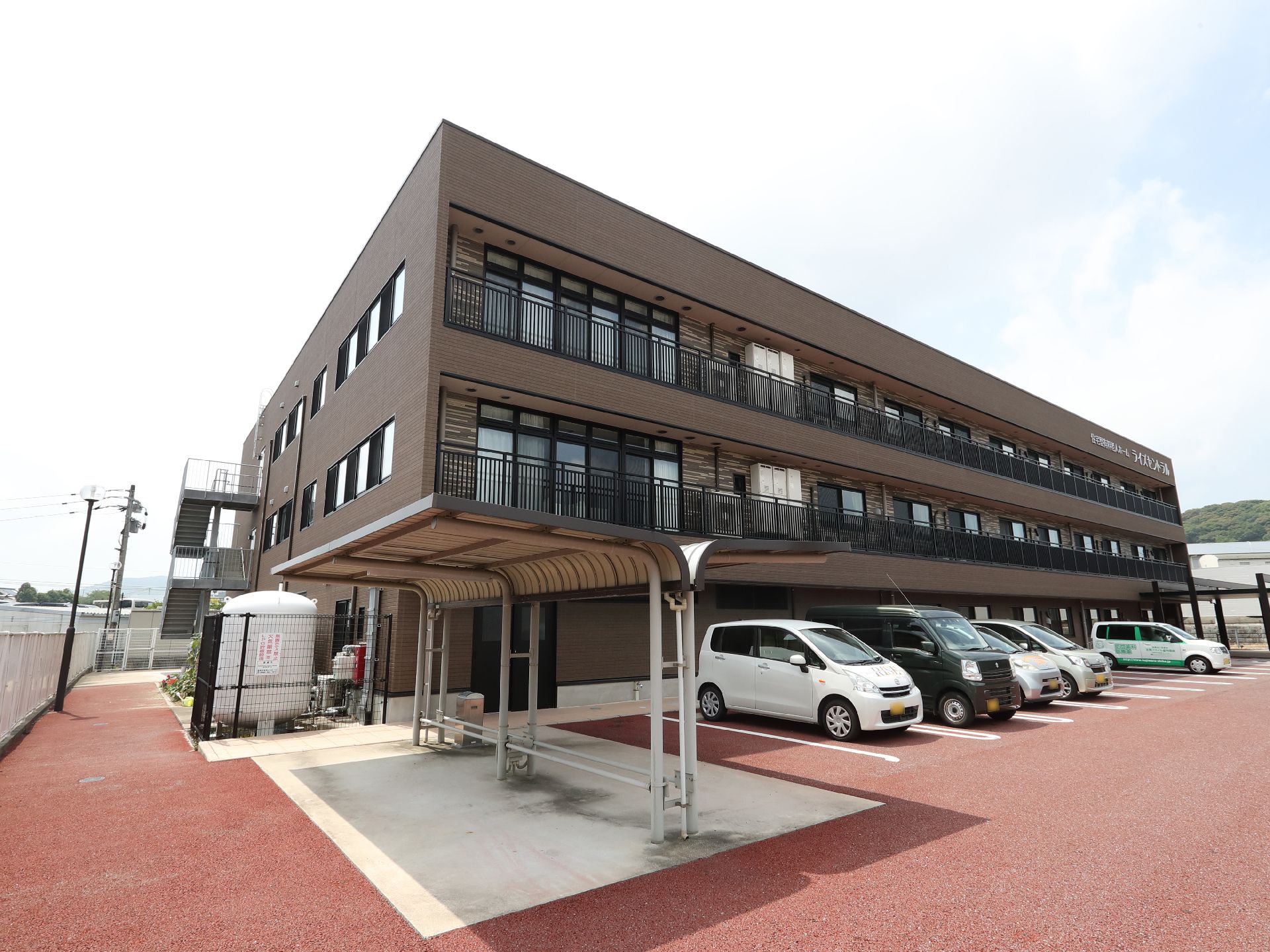 近隣に駐車場が設置されている介護施設の外観
