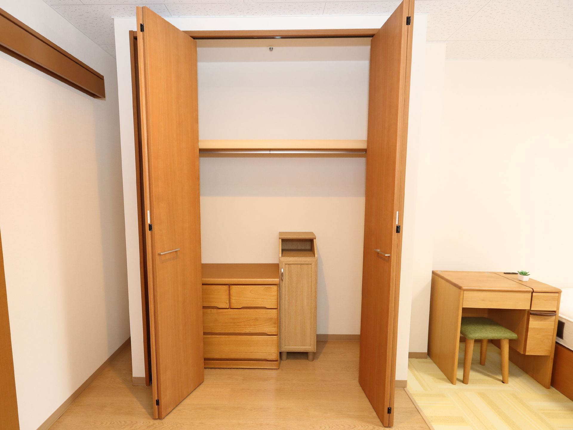 自宅から持ってきた洋服を掛けることができる居室のクローゼット
