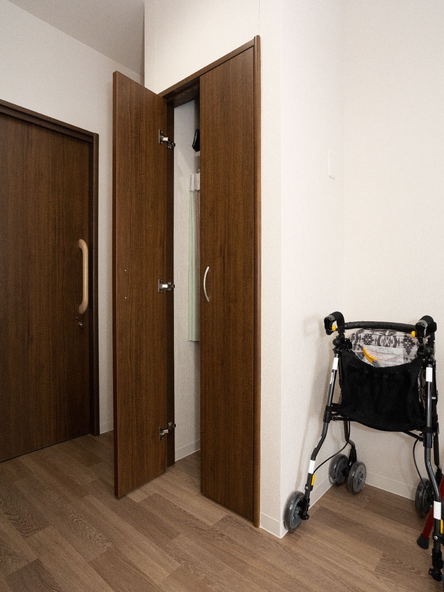居室内に設置され、入居者が私服・私物を保管しておける収納