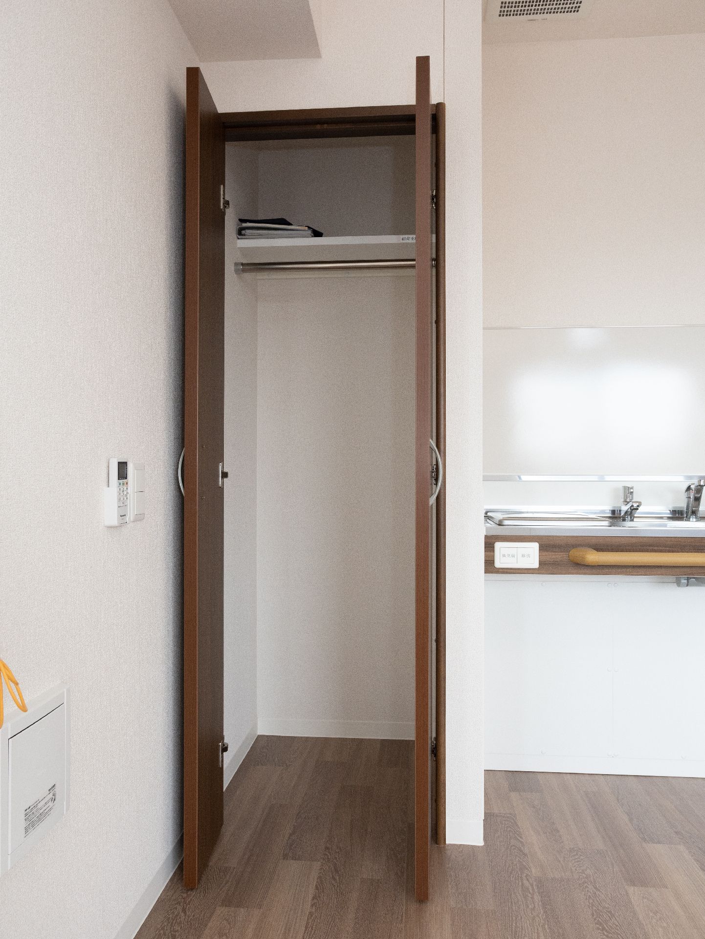 居室ごとに設置されていて、私服をかけておけるクローゼット