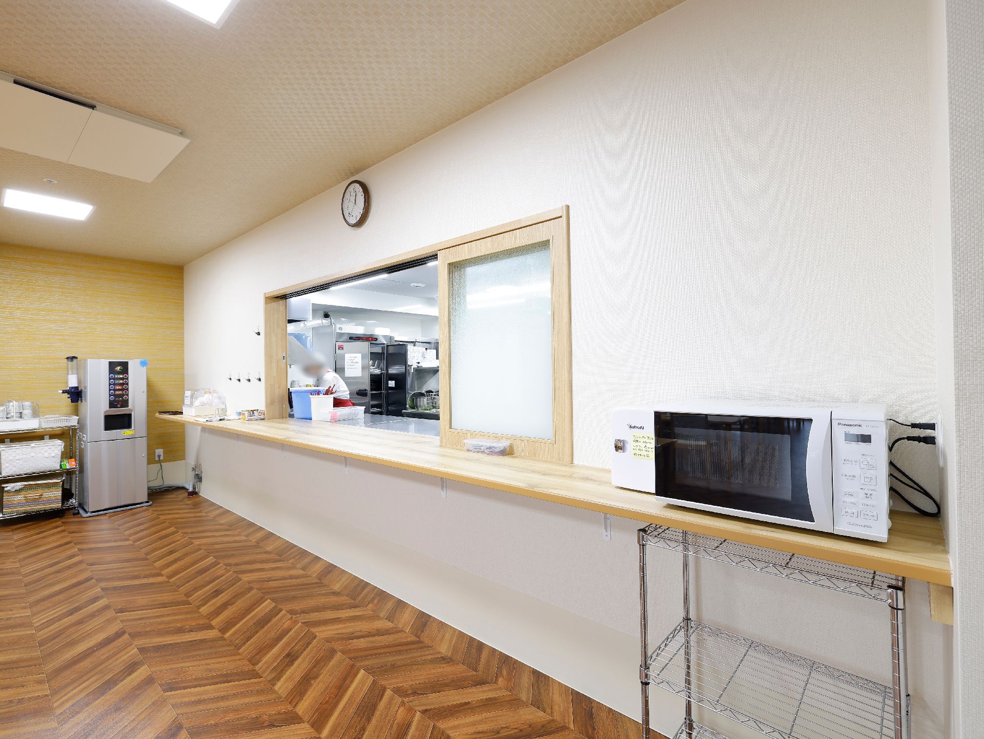 調理場で作られたばかりの食事を、配膳のために食堂へと渡す場所