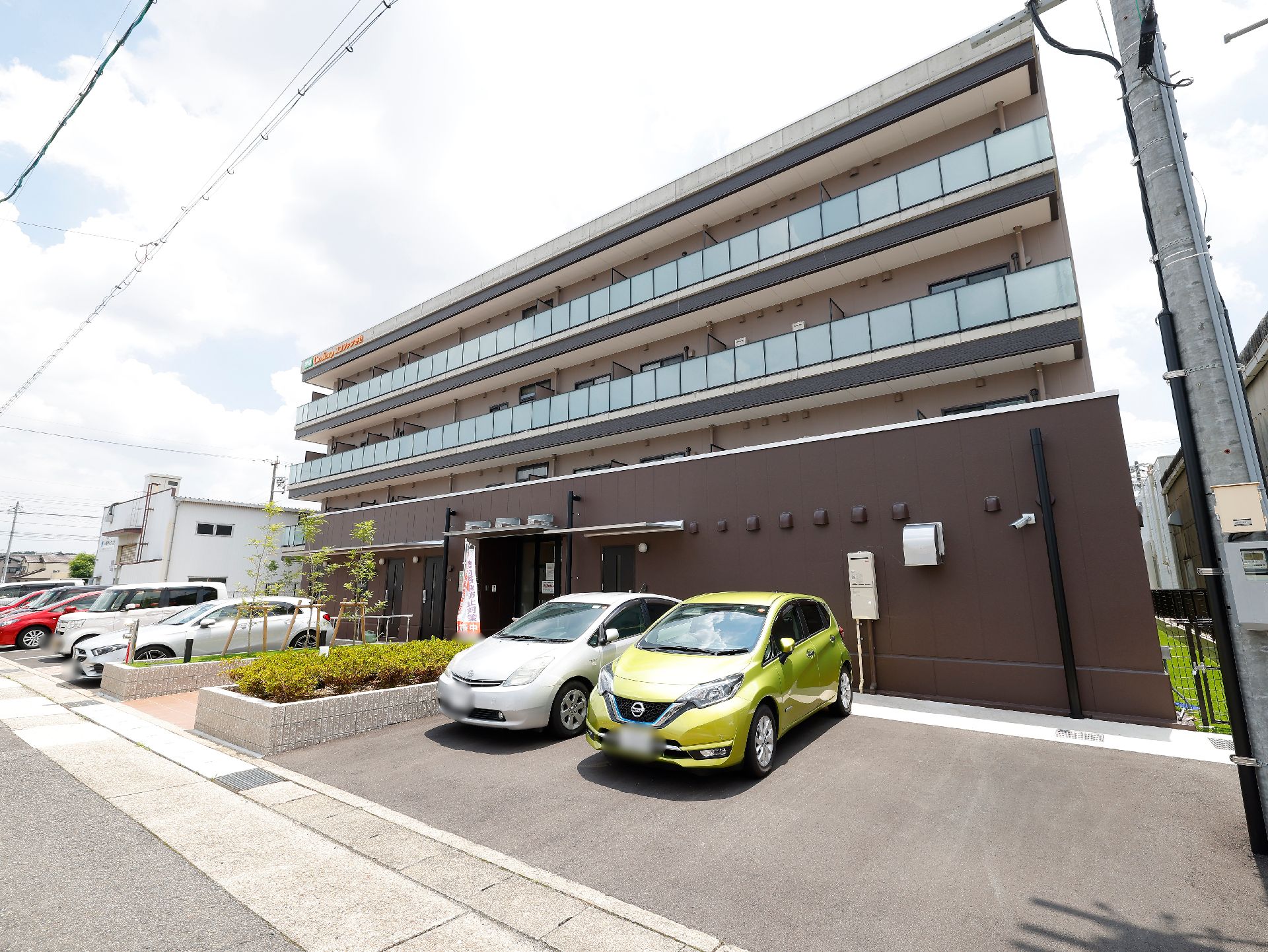 車椅子に座っている高齢女性と向き合う女性ヘルパー