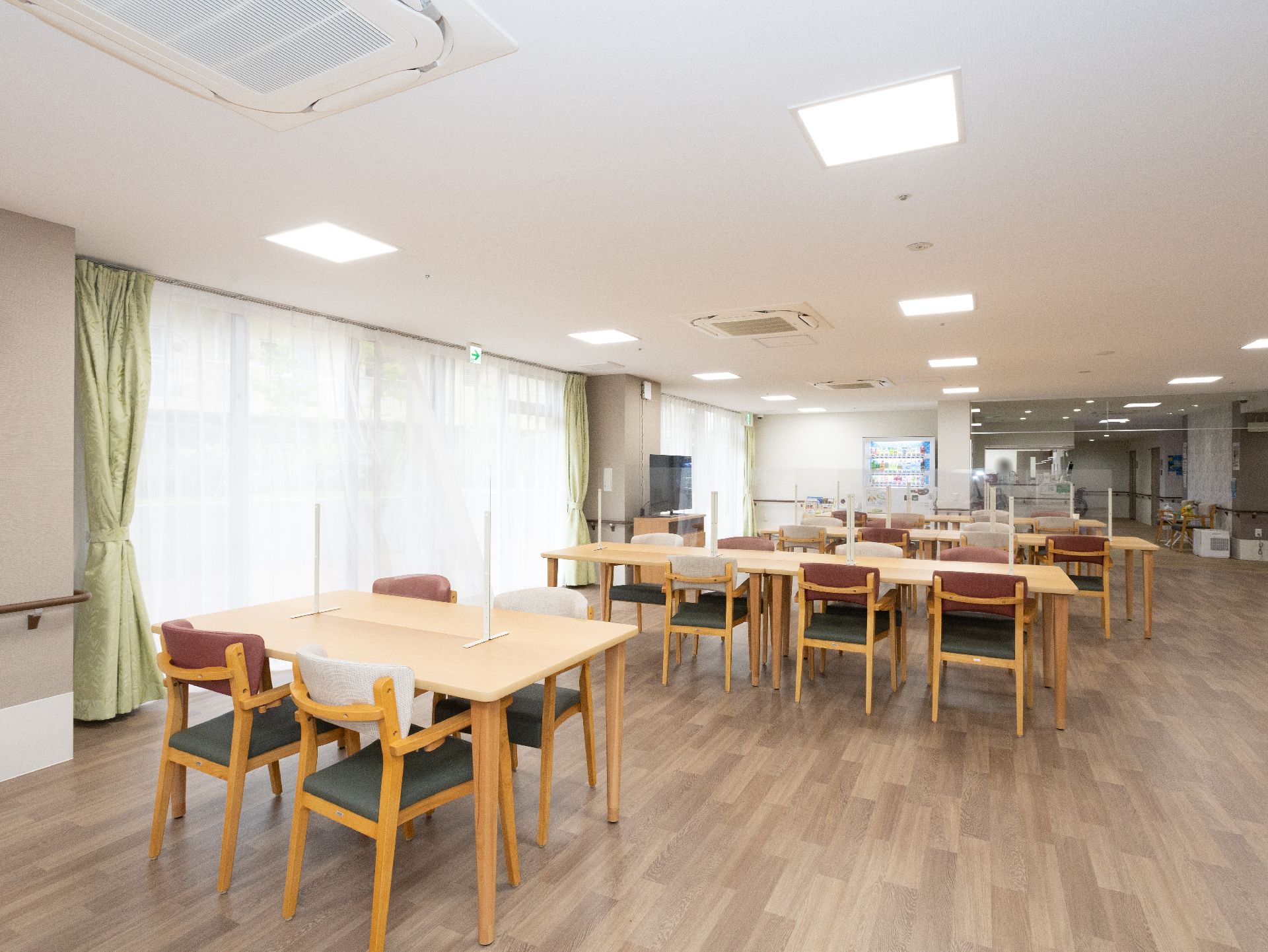 窓が多く設置され、陽光がたっぷりと注ぎこんでいる食堂
