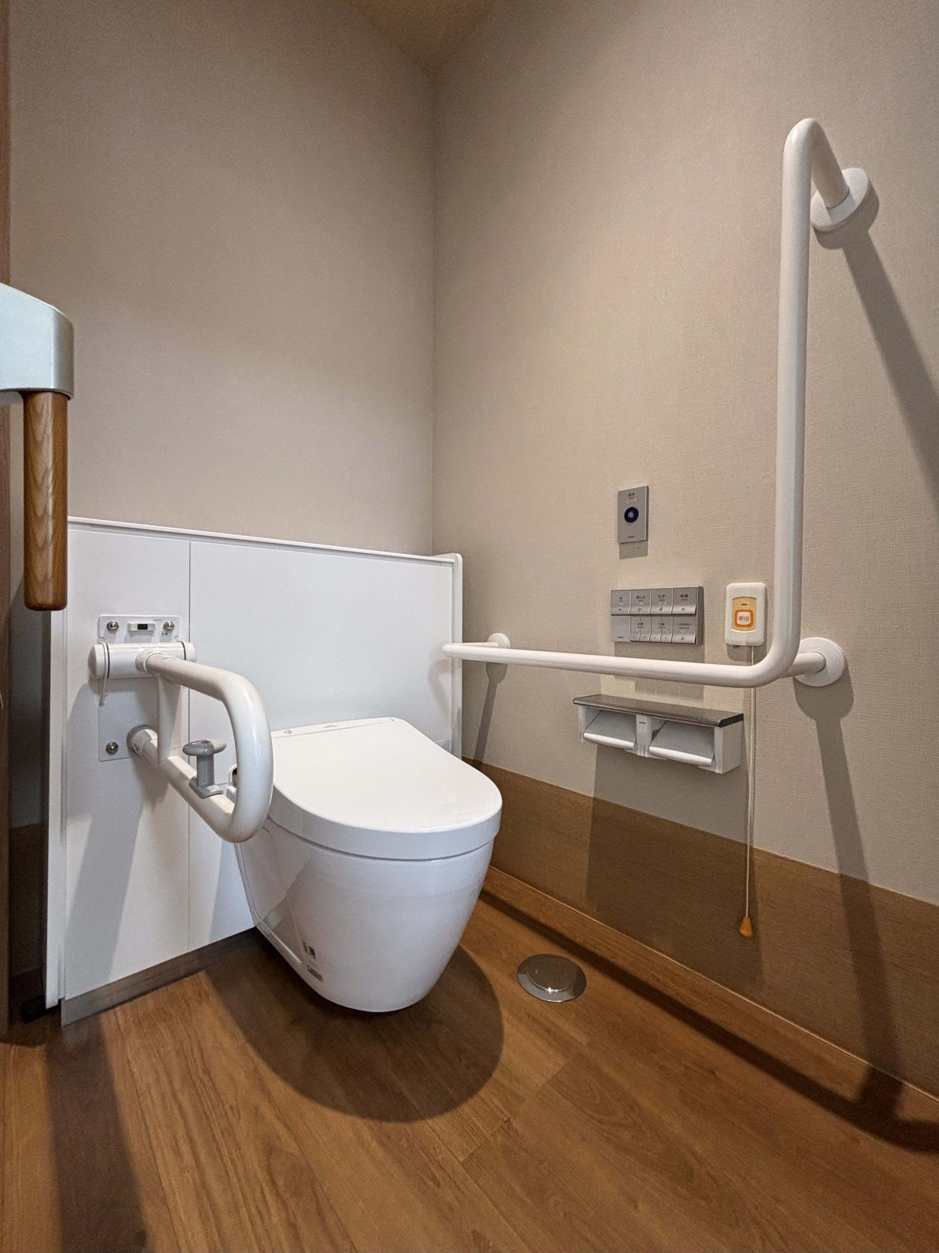 手すり付きのトイレ