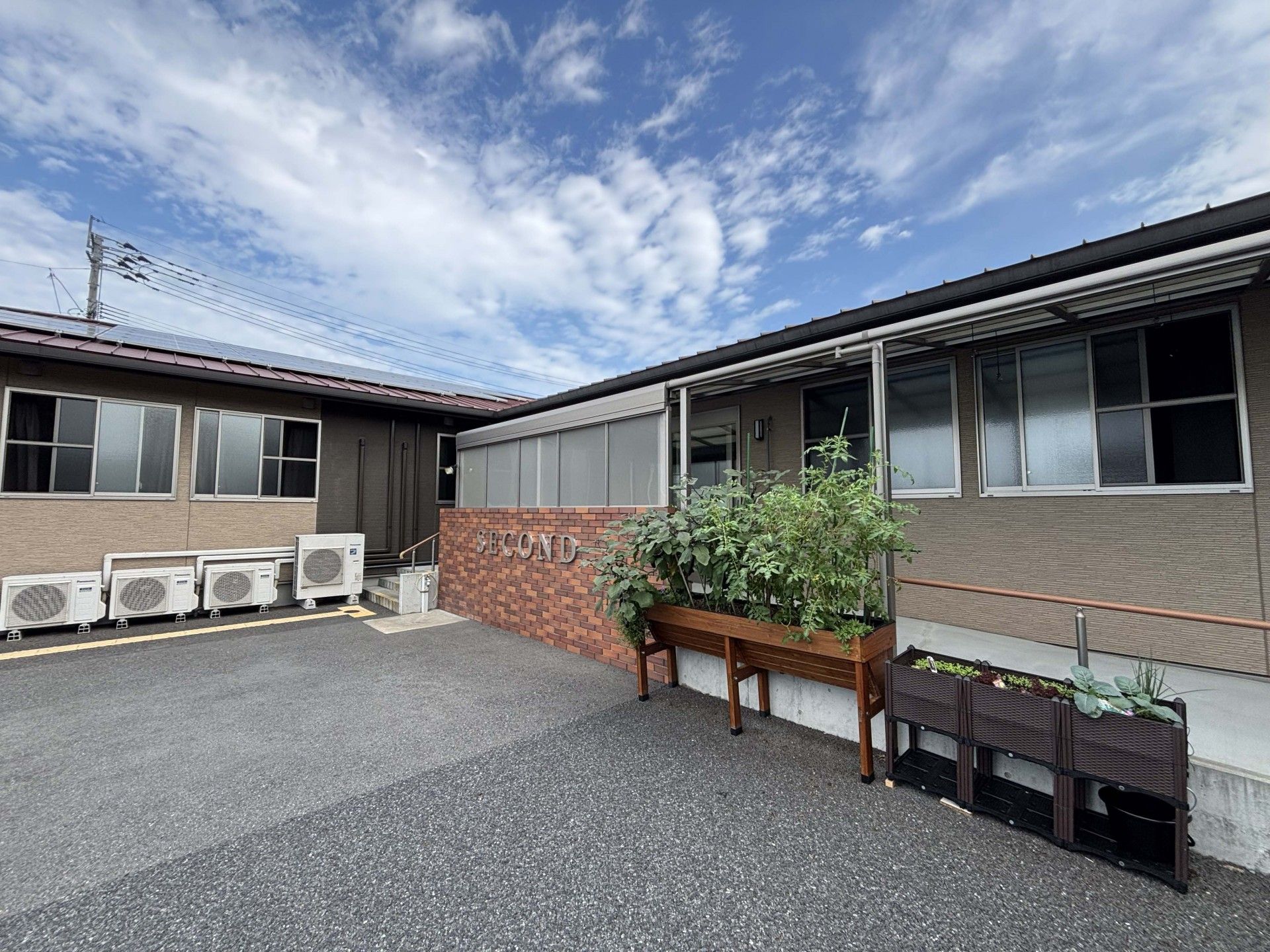 外観と植物のエントランス