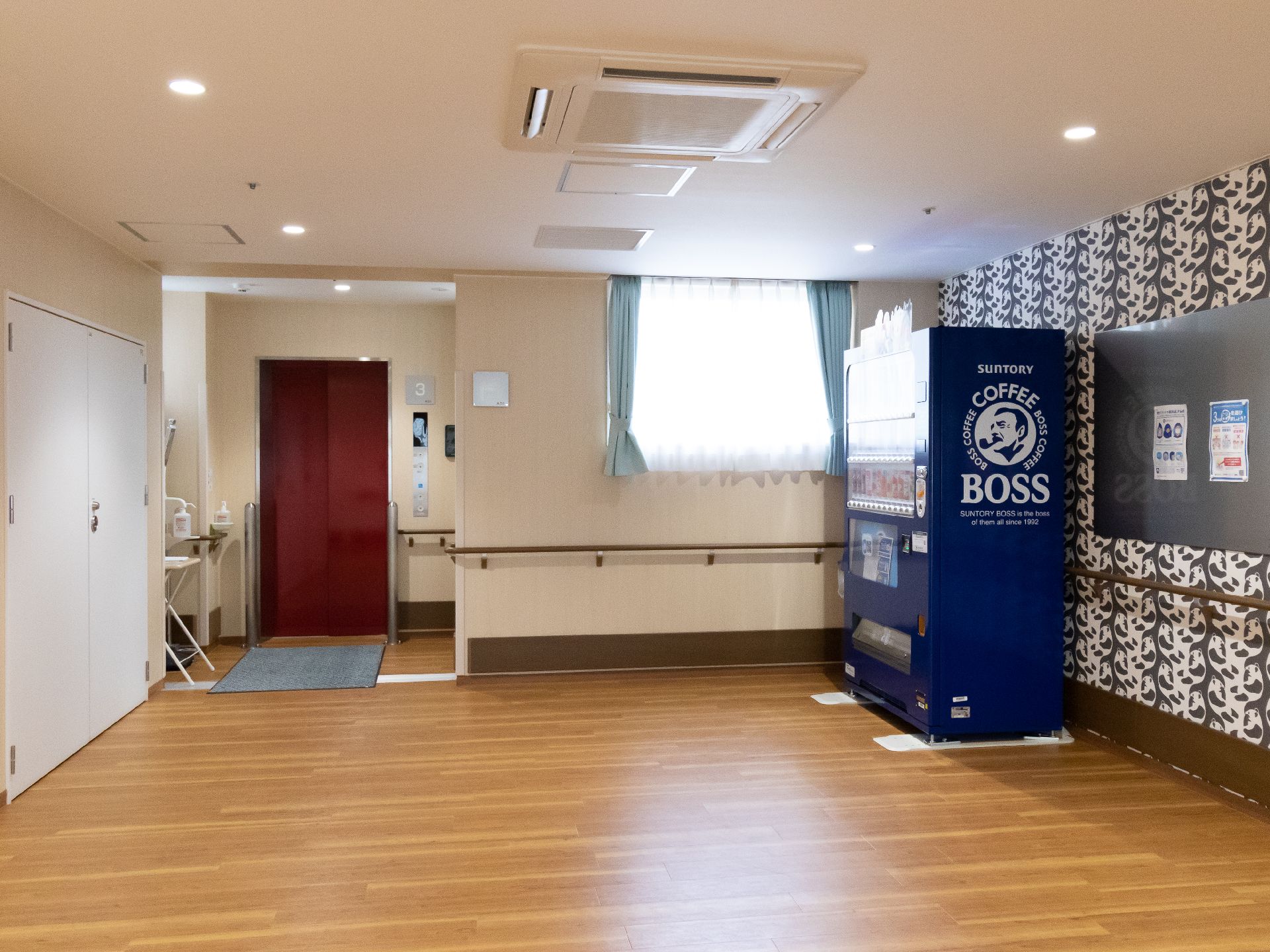 自動販売機が設置された共有スペース